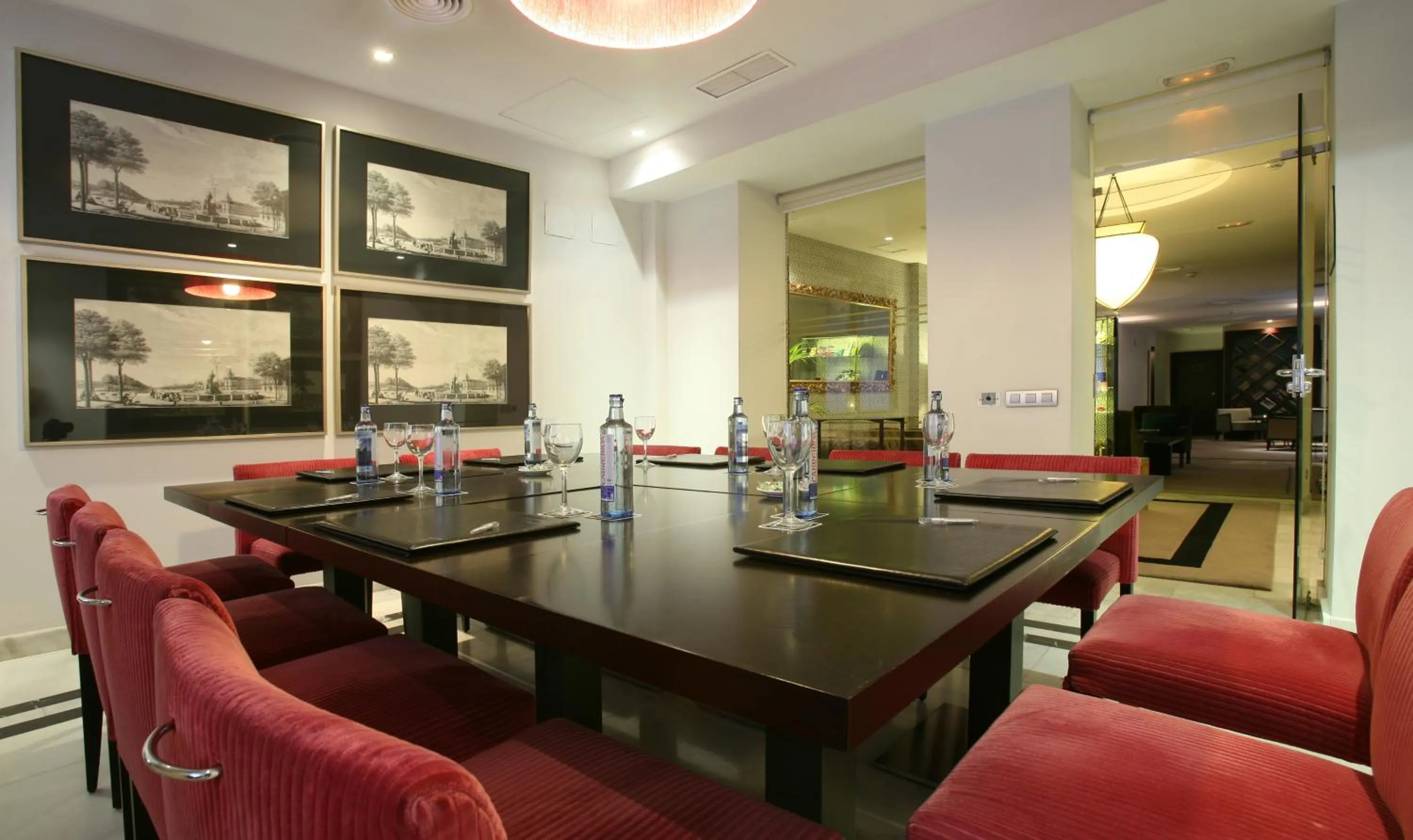 Business facilities in Hotel Meninas - Boutique Opera