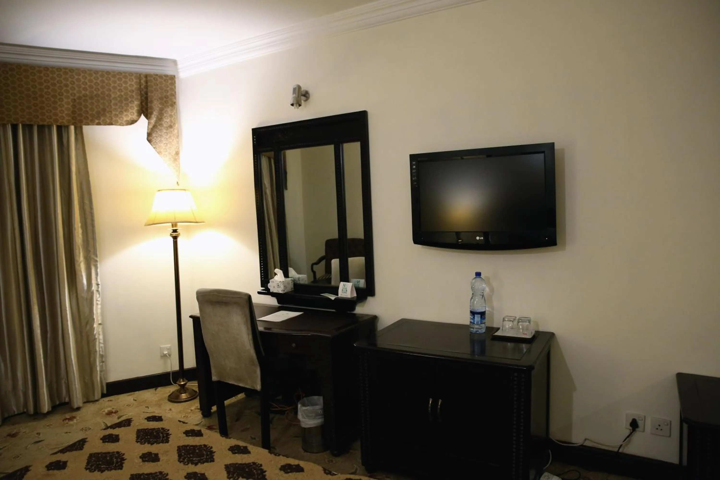 TV and multimedia, Bed in Hotel Hillview Islamabad