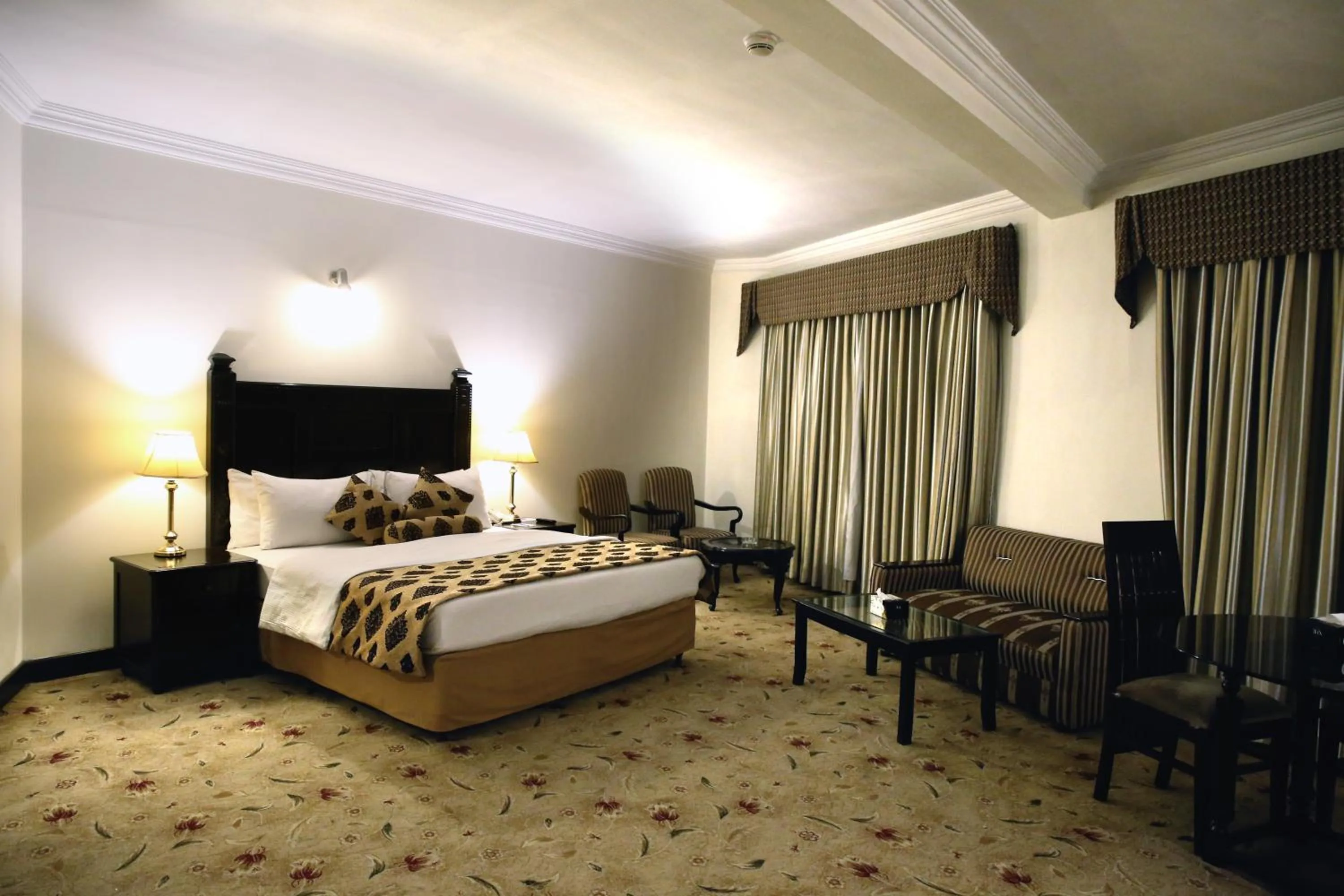 Seating area, Bed in Hotel Hillview Islamabad