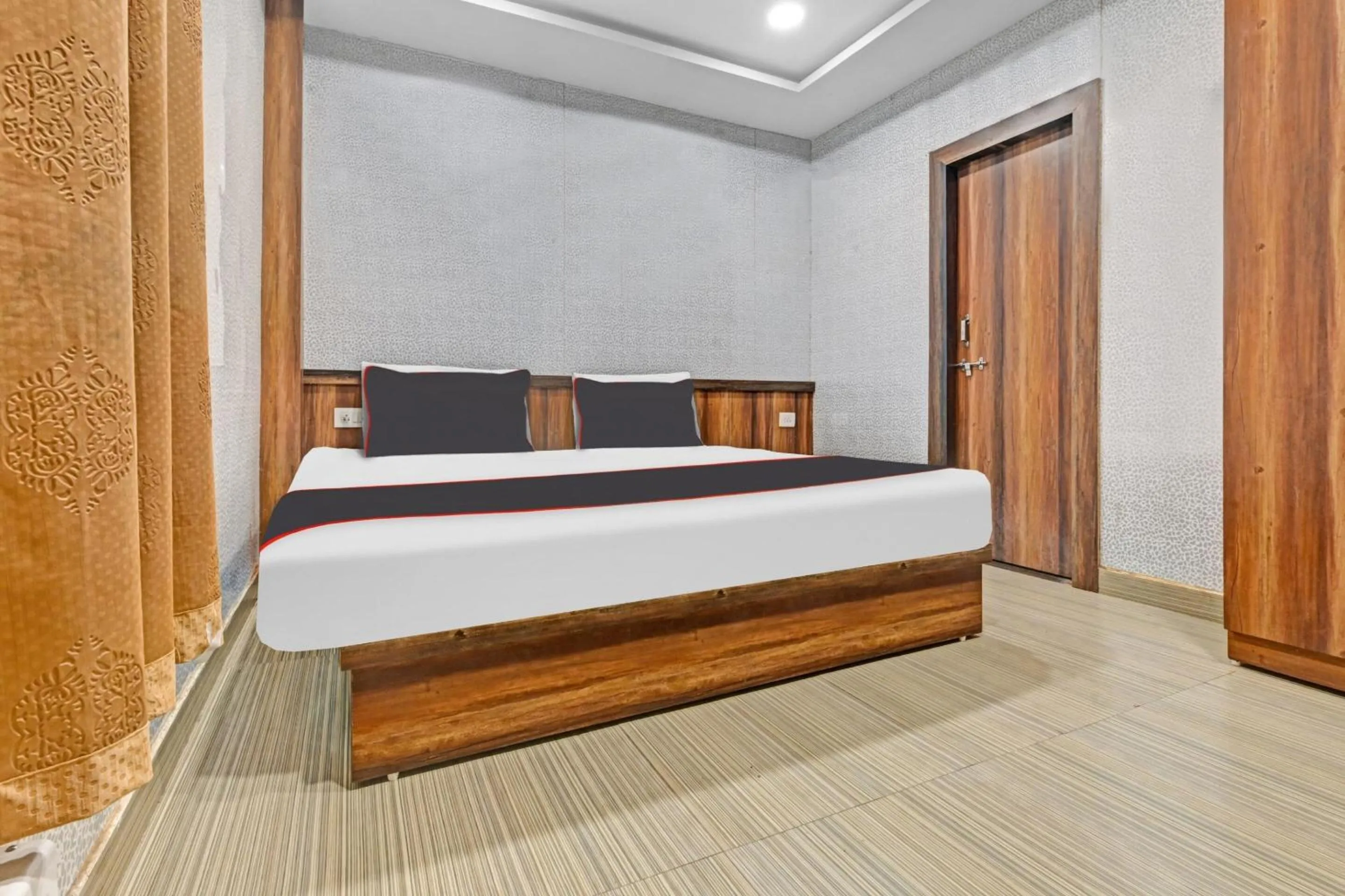 Collection O Mohan Paradise