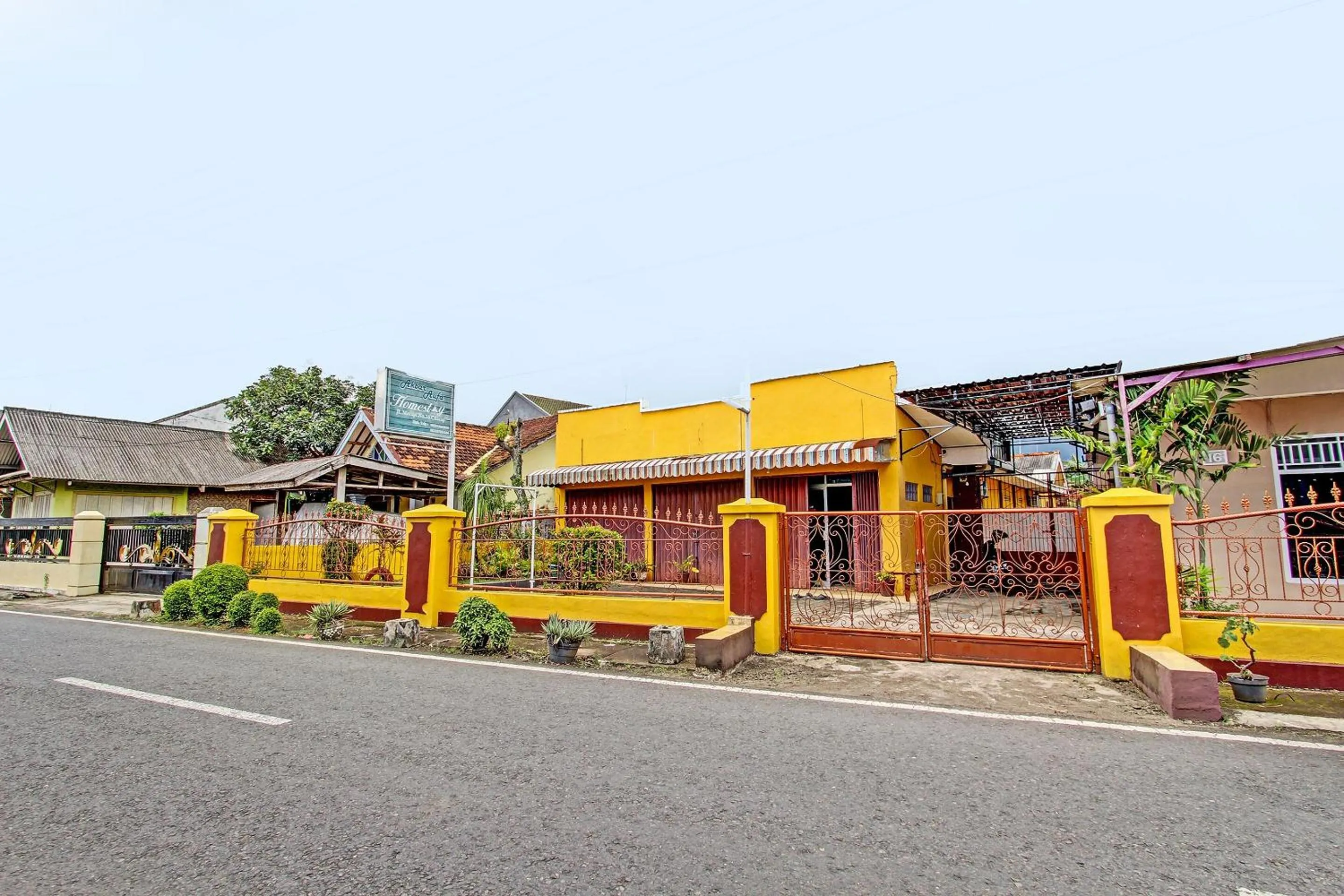 Facade/entrance in Hotel O Homestay Akbar Aufa Syariah
