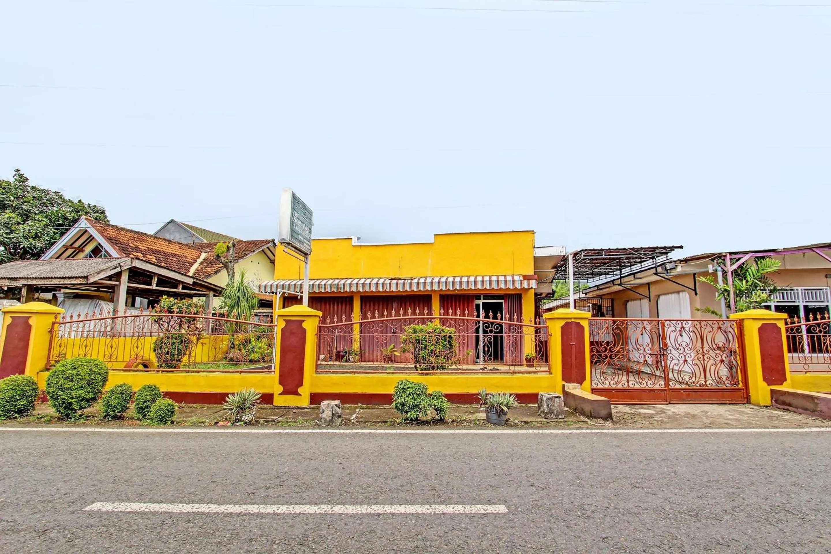 Facade/entrance in Hotel O Homestay Akbar Aufa Syariah