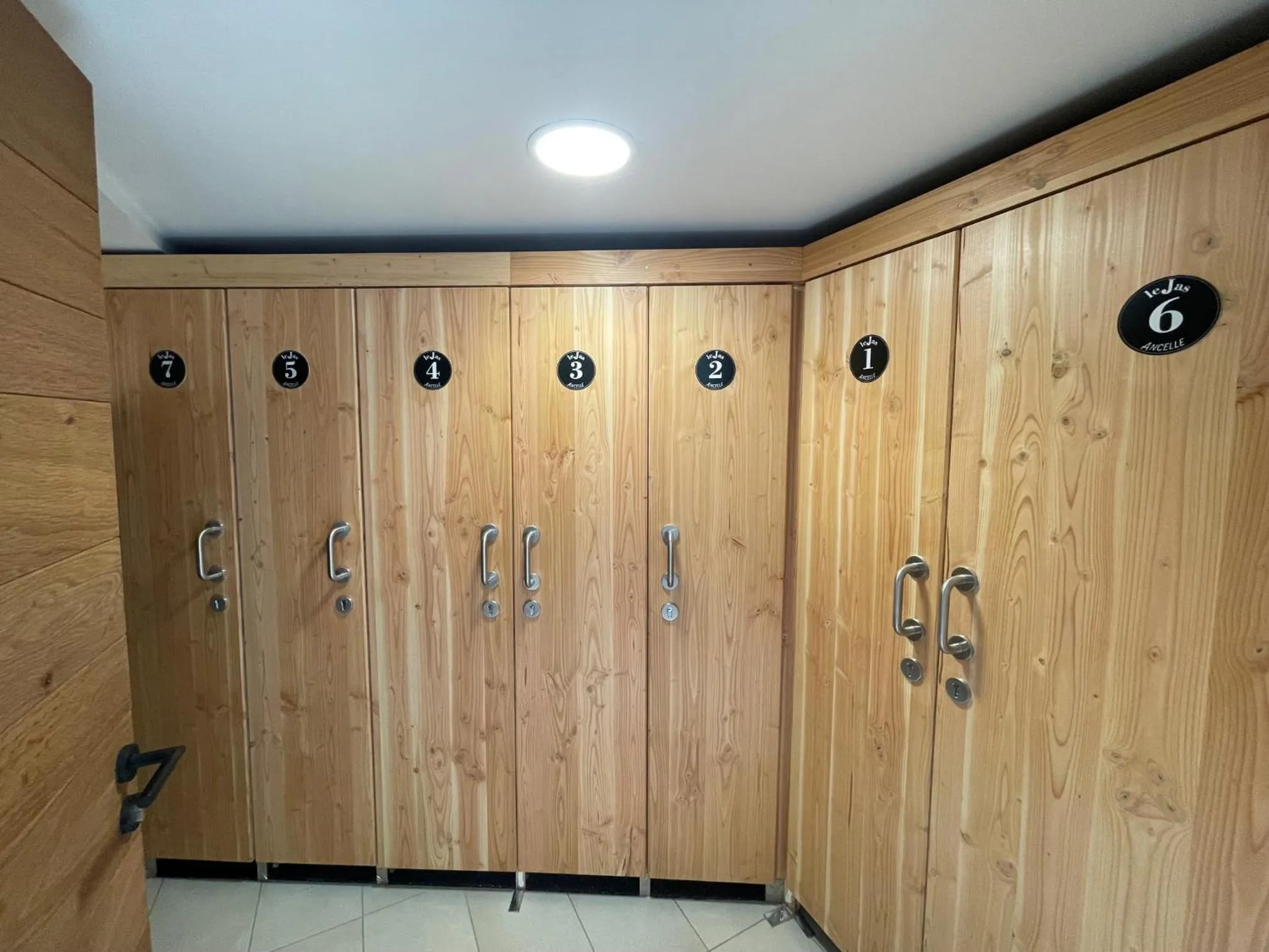 microwave in Appart Hôtel Le JAS