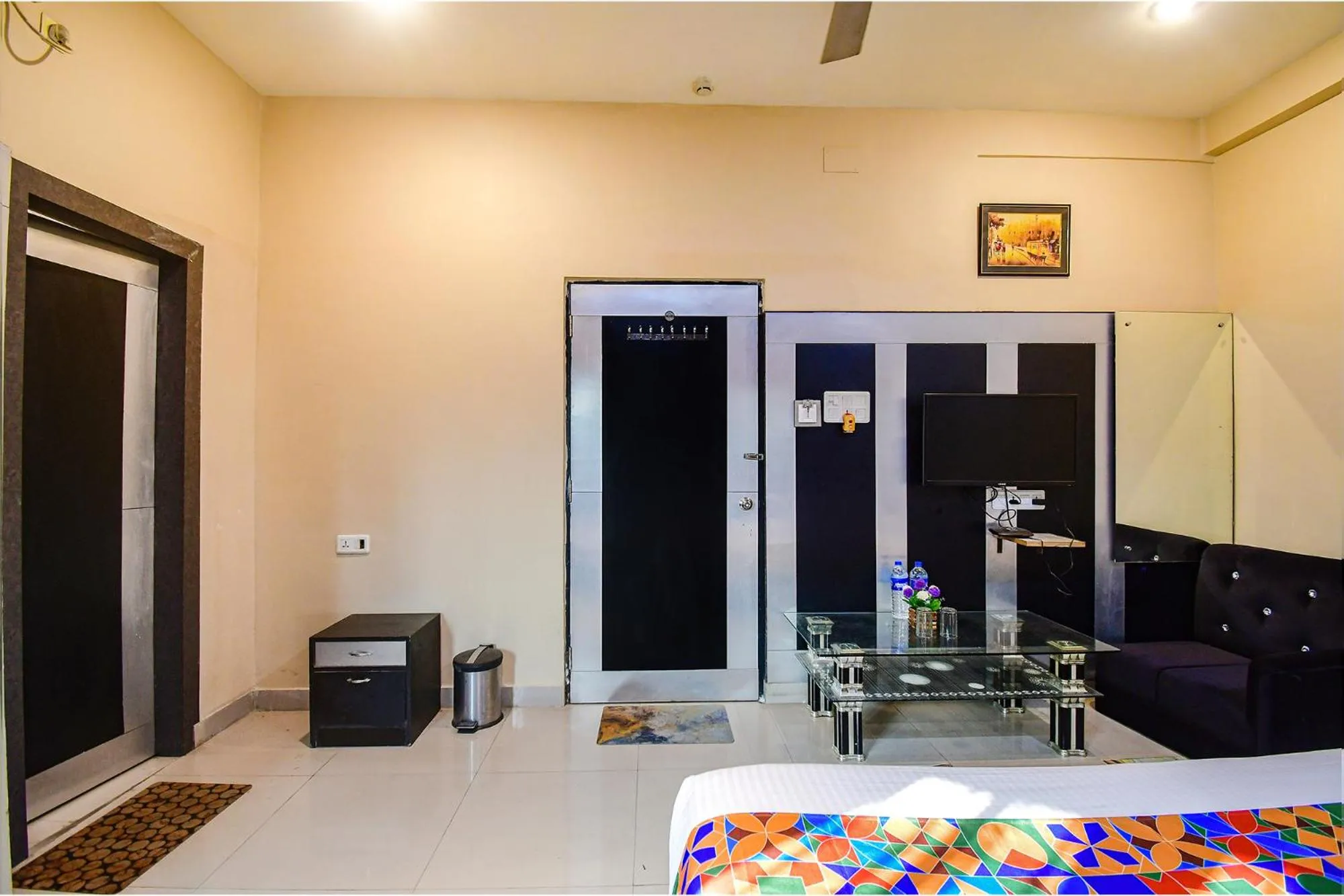 Bed in FabHotel Prime Rockstar Suites - Nr Park Circus 7 Point