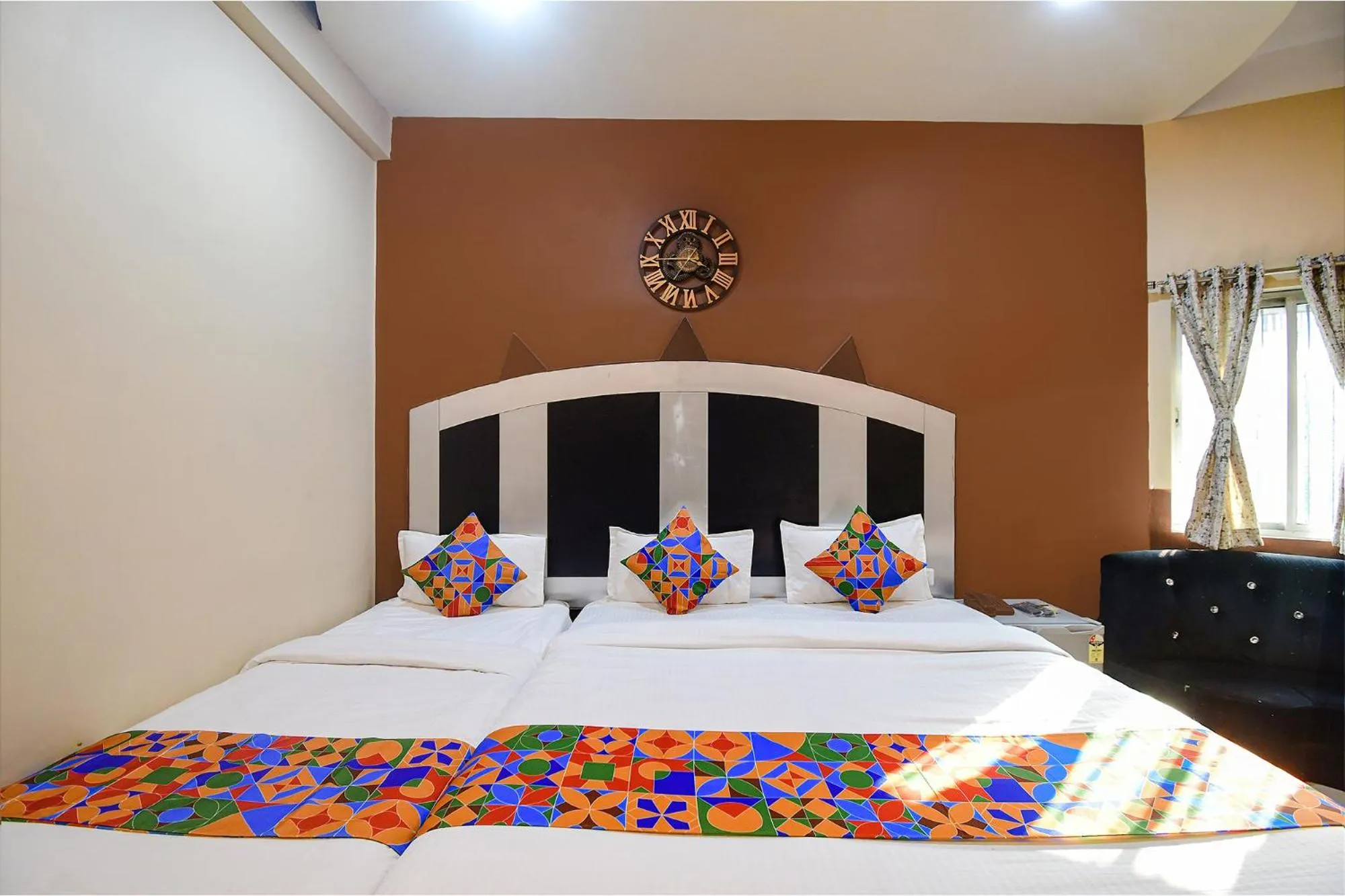 Bed in FabHotel Prime Rockstar Suites - Nr Park Circus 7 Point