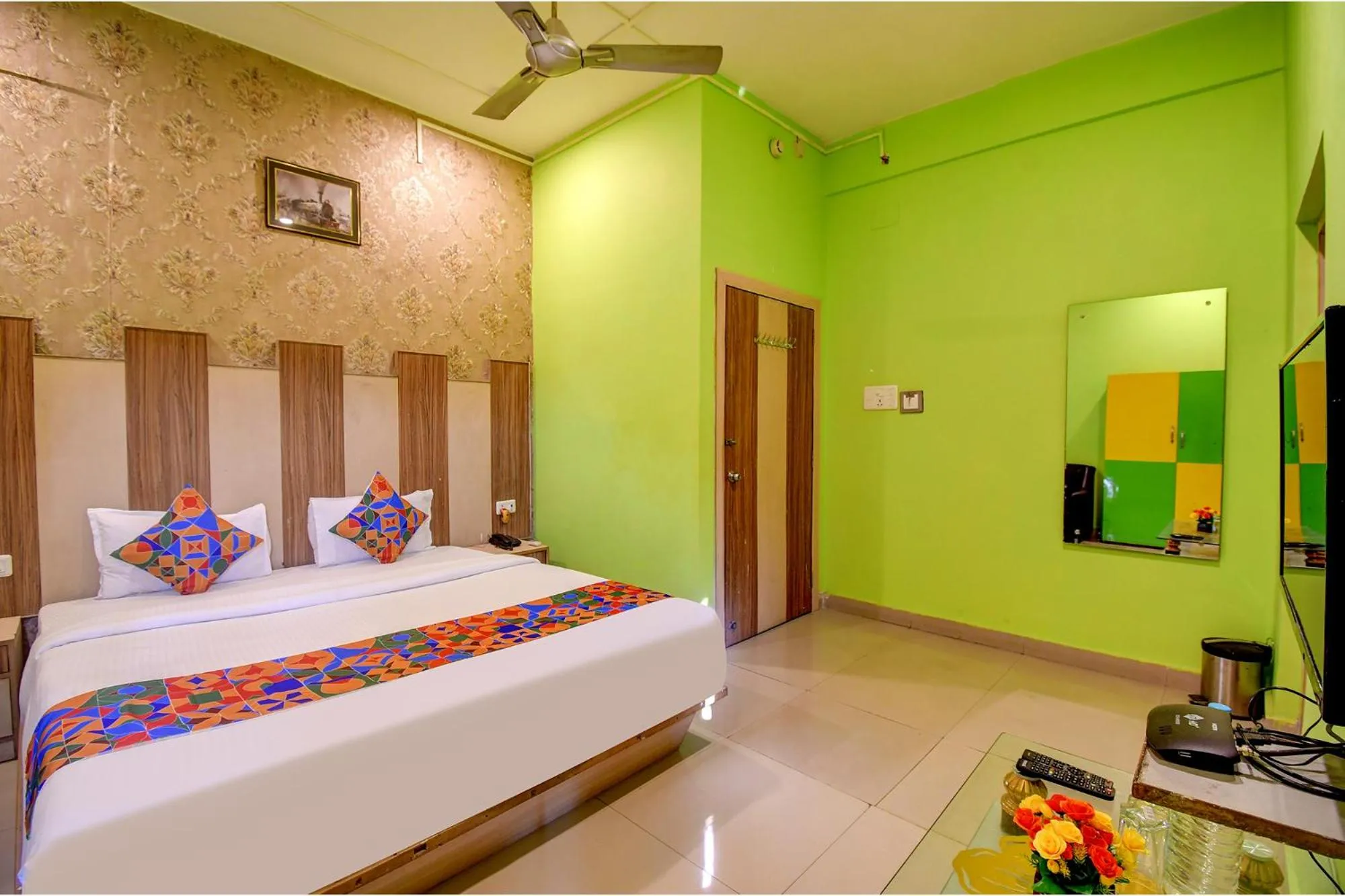 Bed in FabHotel Prime Rockstar Suites - Nr Park Circus 7 Point