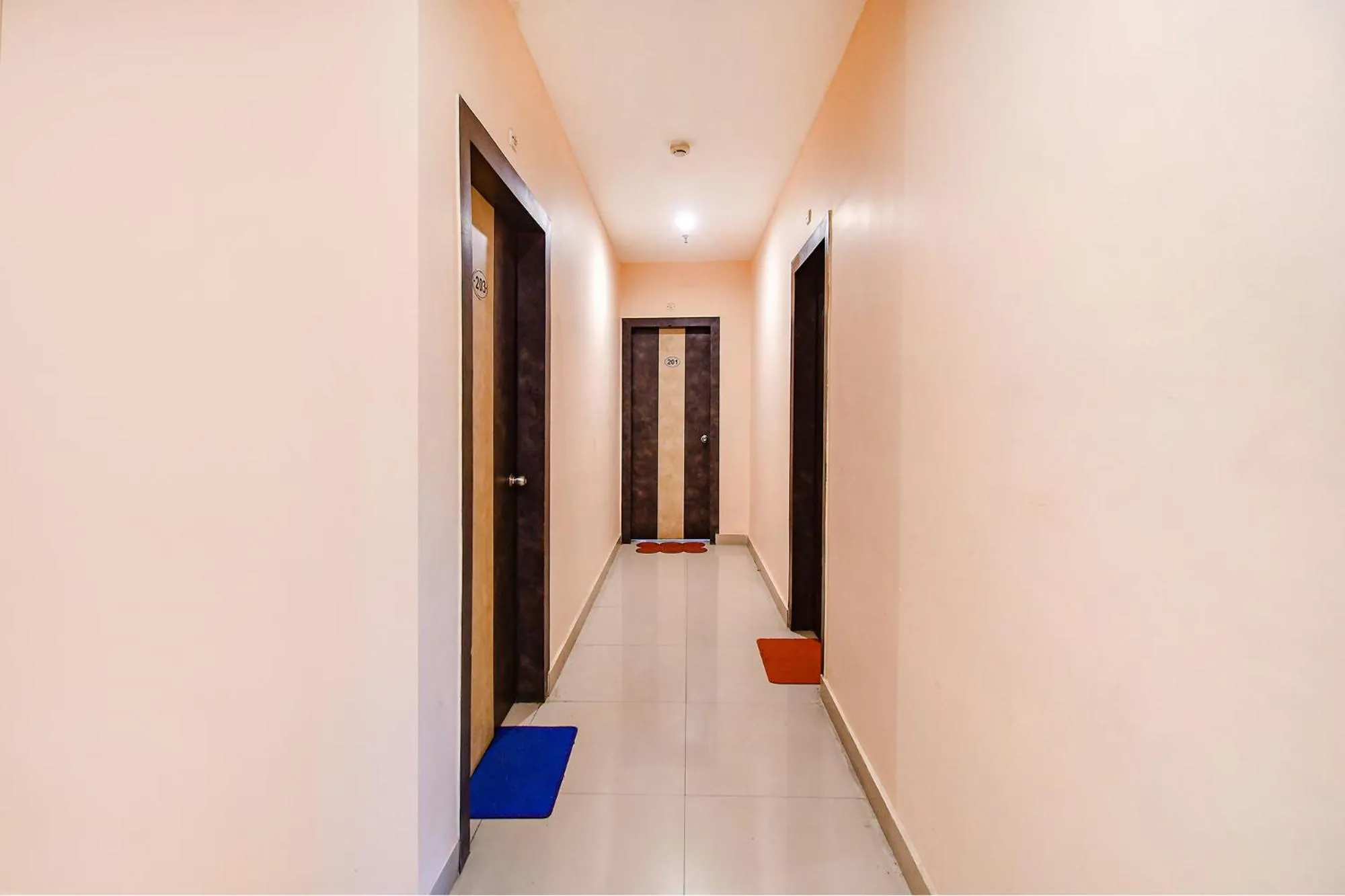 Lobby or reception in FabHotel Prime Rockstar Suites - Nr Park Circus 7 Point