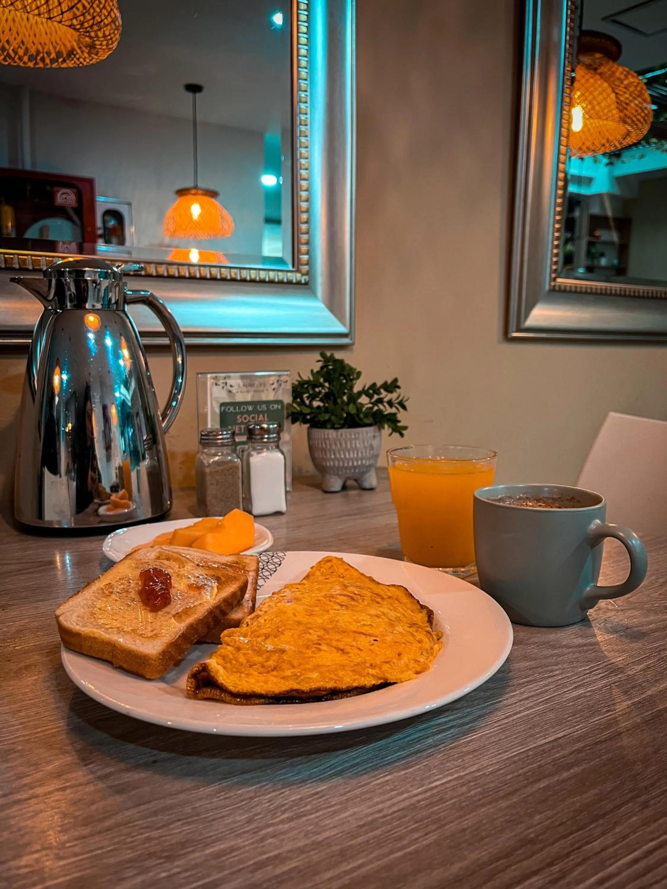 Food and drinks in Laureles Guest House LGH Hotel