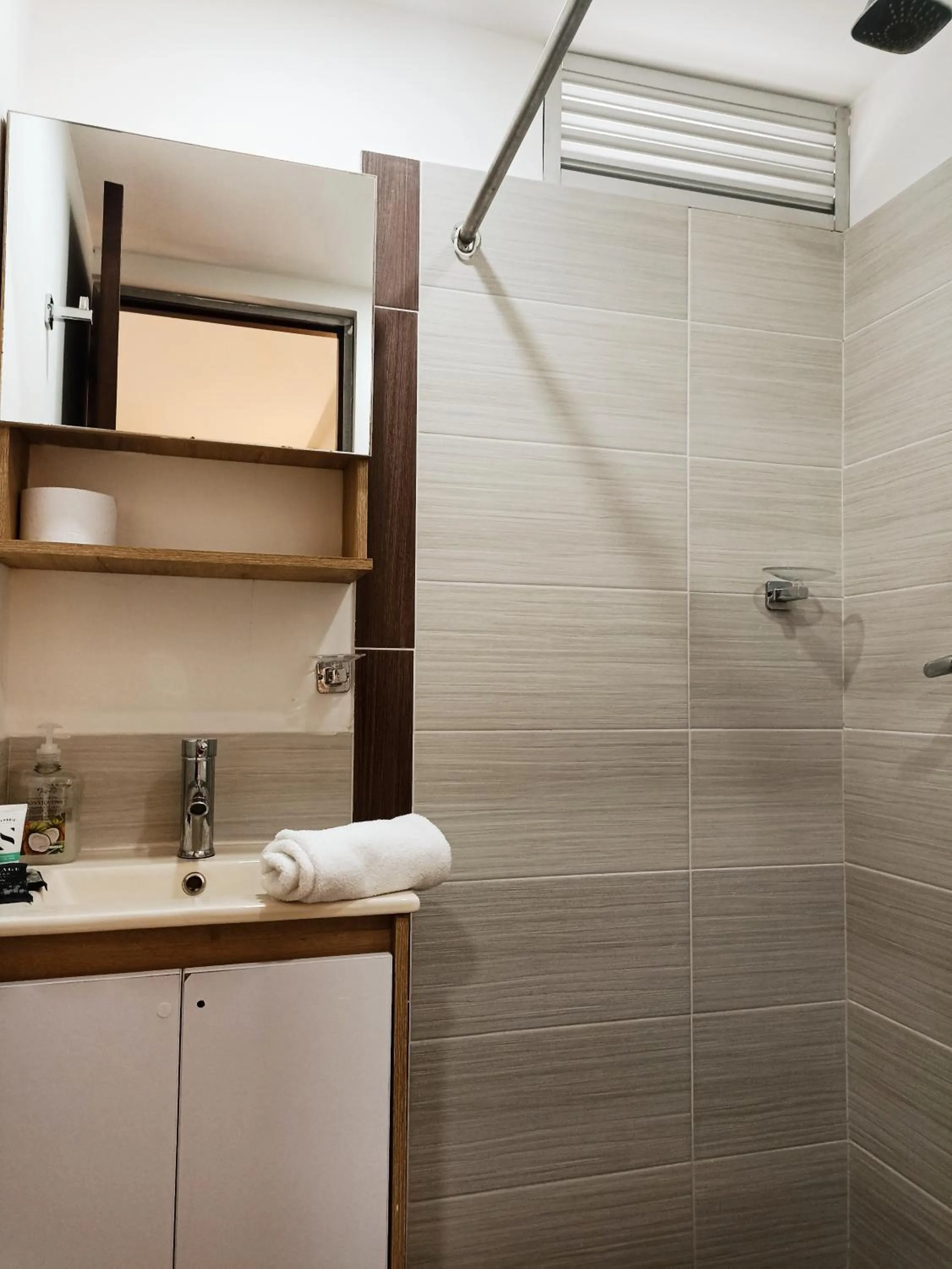 Shower in Laureles Guest House LGH Hotel