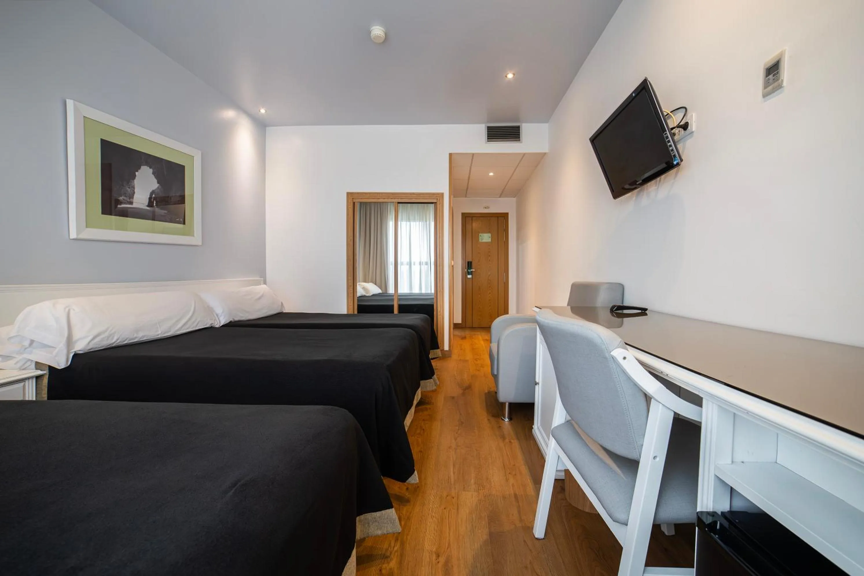 Photo of the whole room, Bed in Hotel Auditorio Santiago & Spa