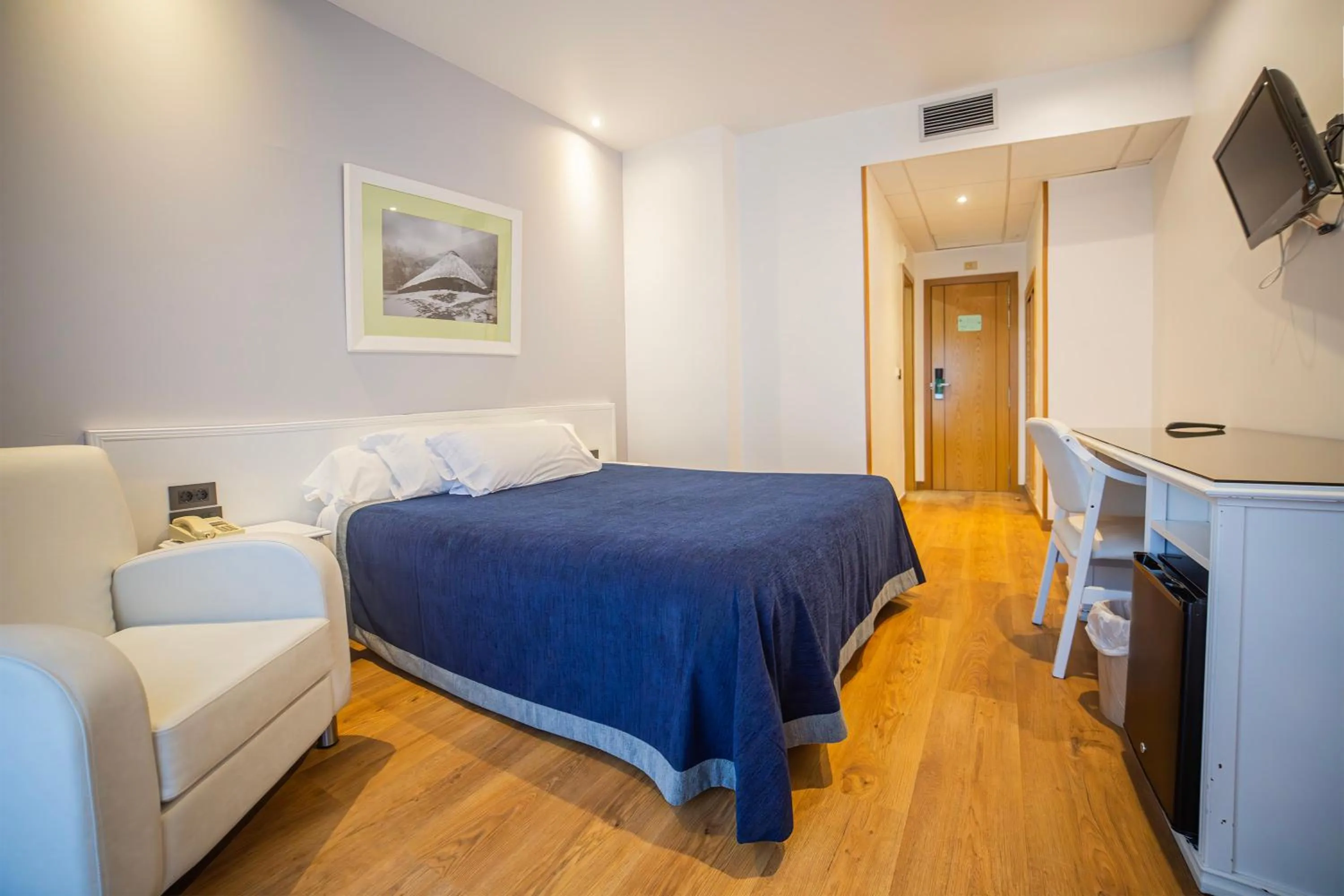 Photo of the whole room, Bed in Hotel Auditorio Santiago & Spa