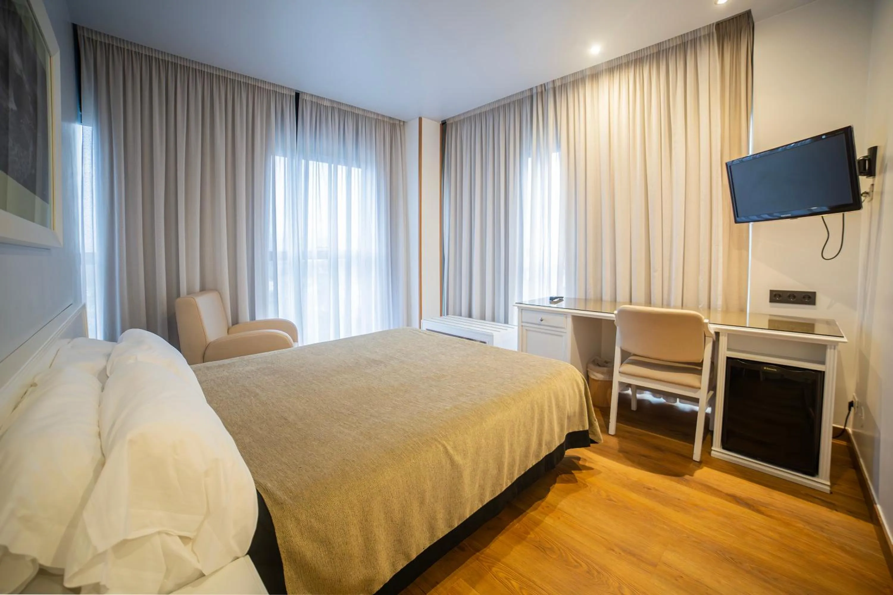 Photo of the whole room, Bed in Hotel Auditorio Santiago & Spa