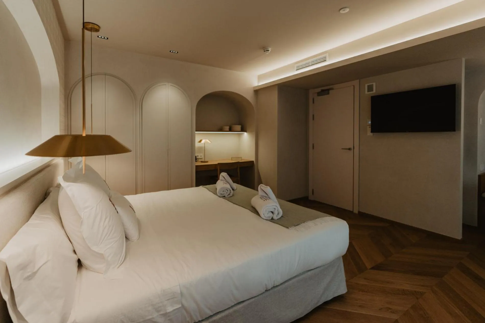 TV and multimedia, Bed in Hotel Petit Luxe