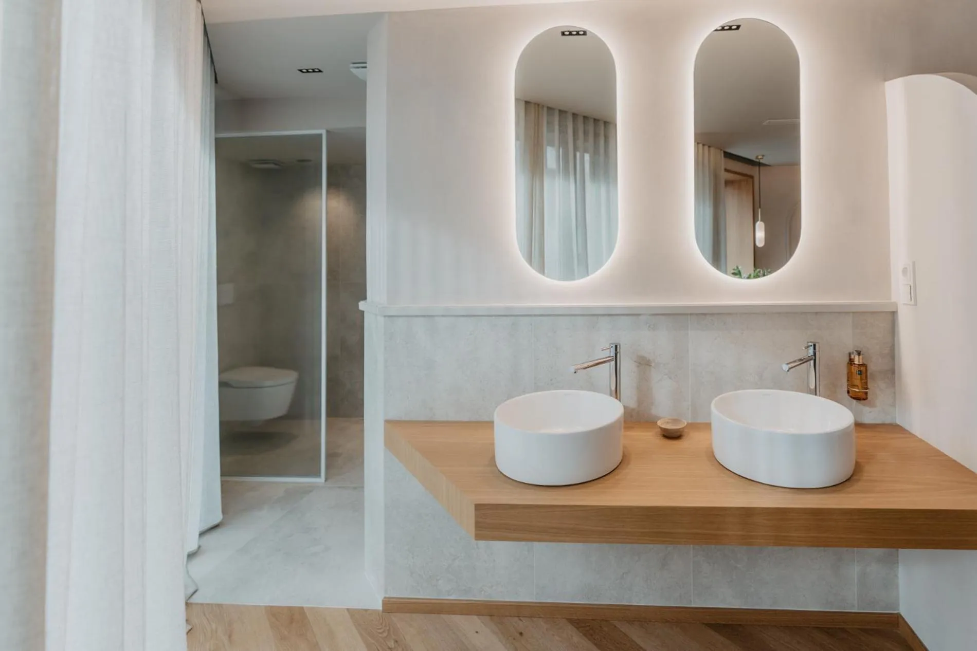 Shower in Hotel Petit Luxe