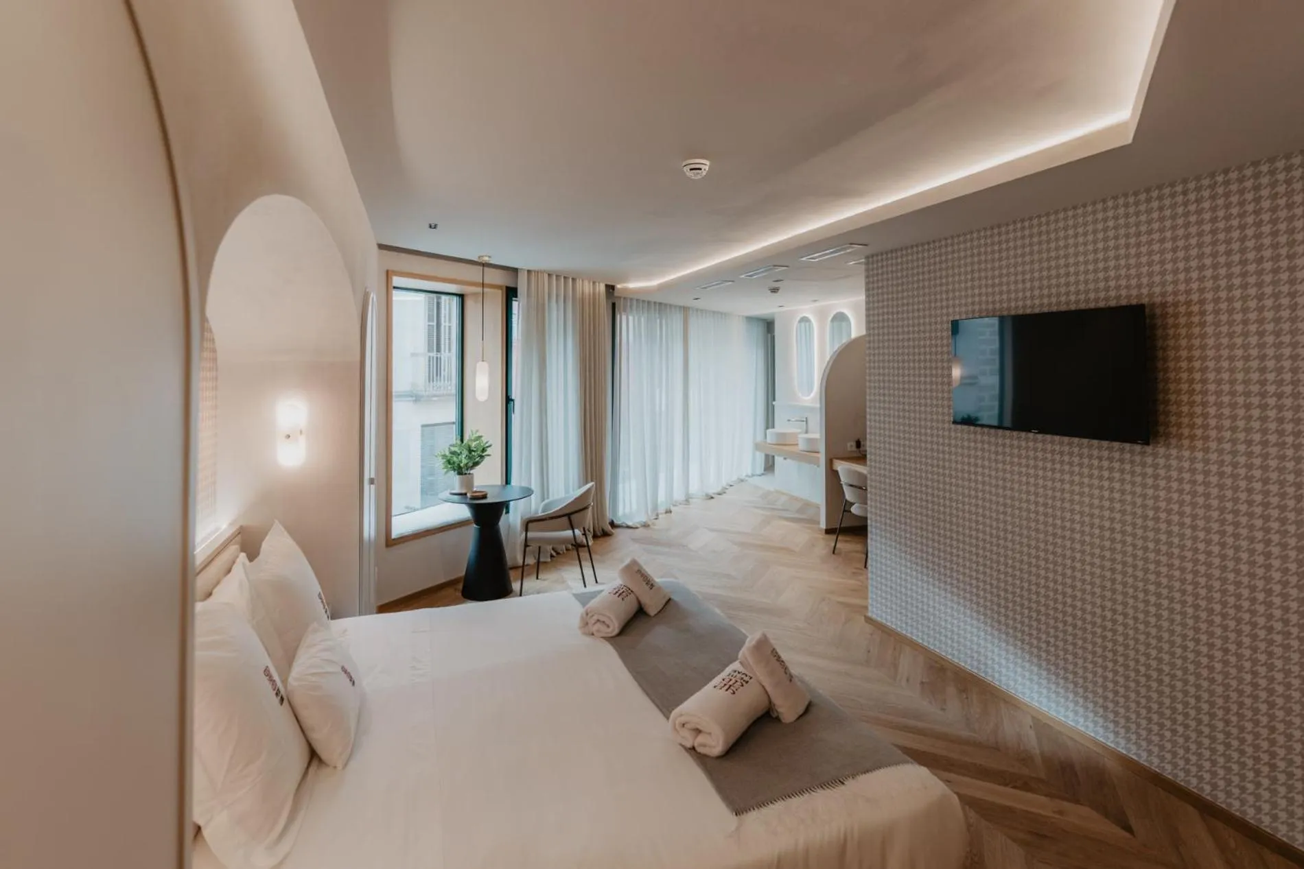 TV and multimedia, Bed in Hotel Petit Luxe
