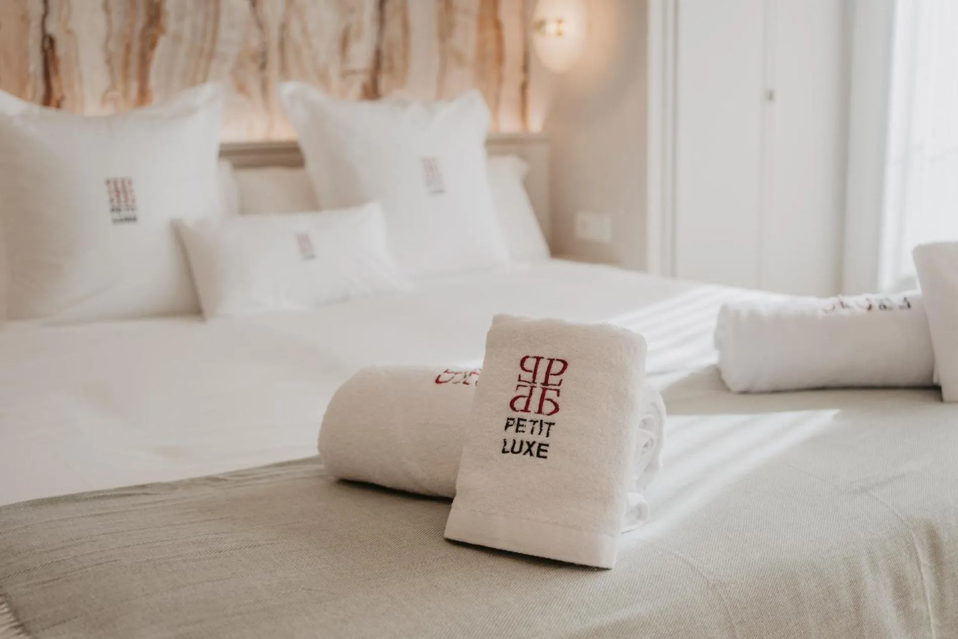 Logo/Certificate/Sign, Bed in Hotel Petit Luxe