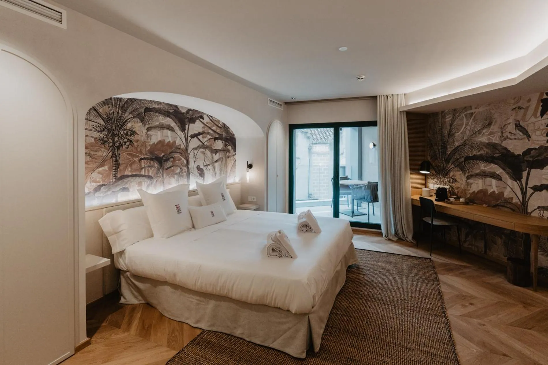 Balcony/Terrace, Bed in Hotel Petit Luxe