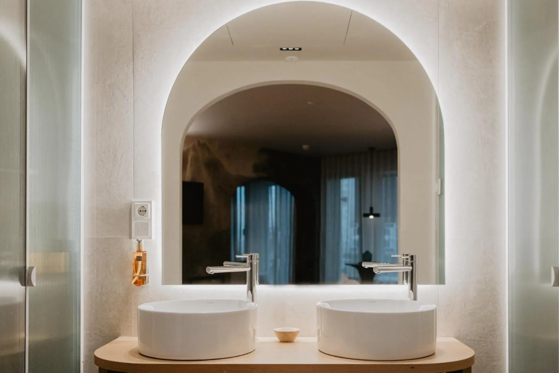 Shower in Hotel Petit Luxe