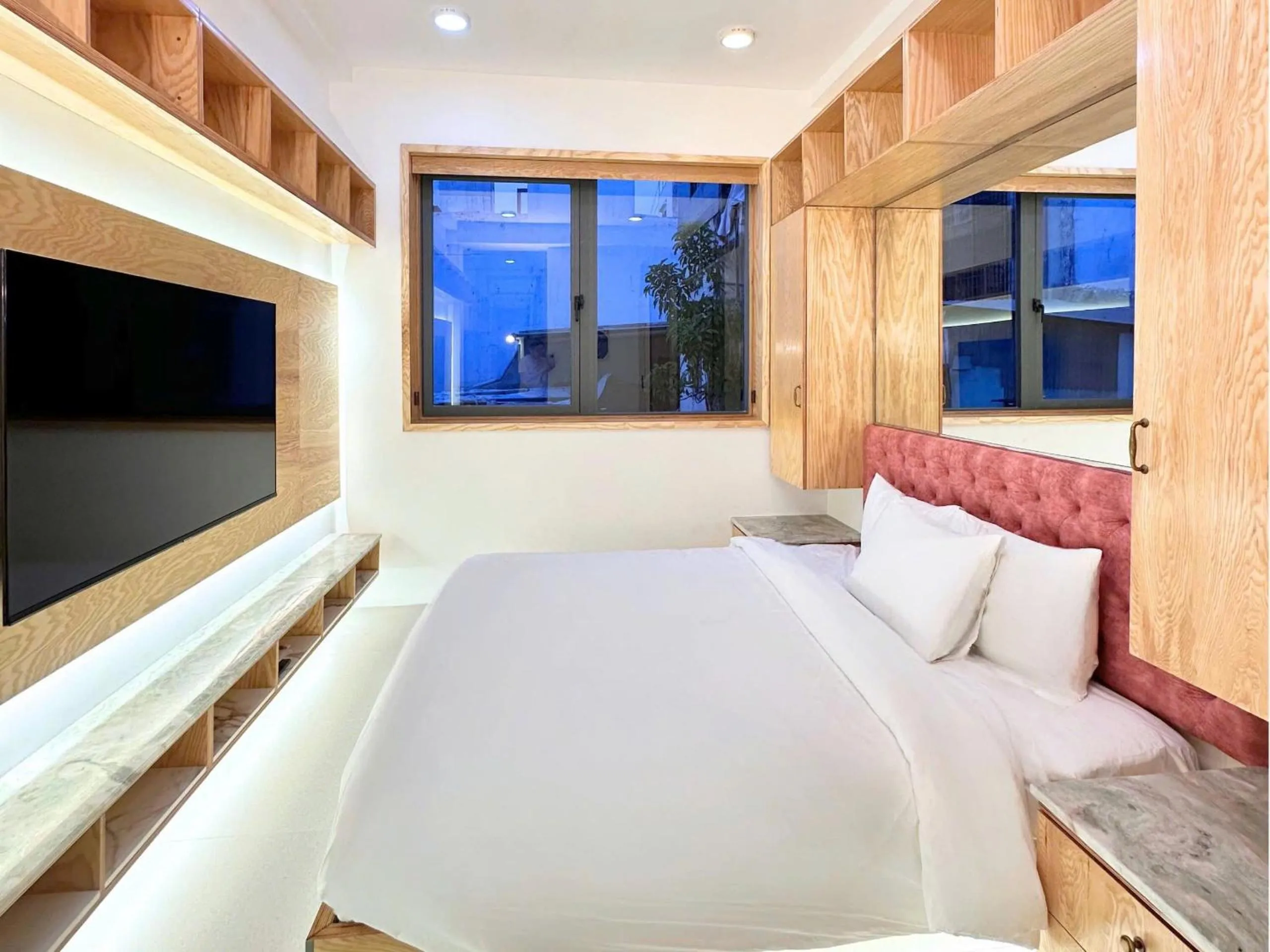 Photo of the whole room, Bed in Leiden Homestay&Cafe'