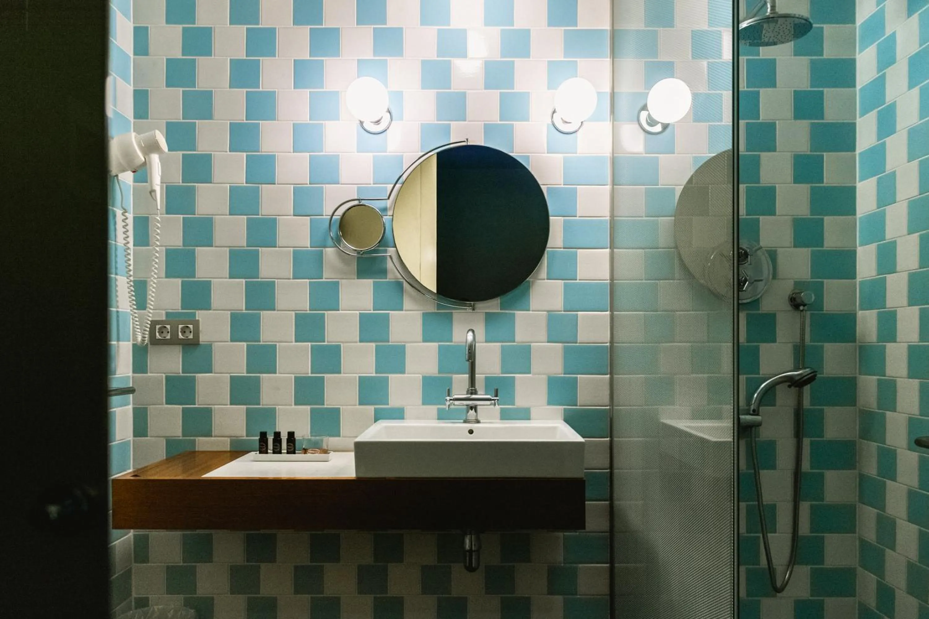 Shower in Fonda Hotel 1771