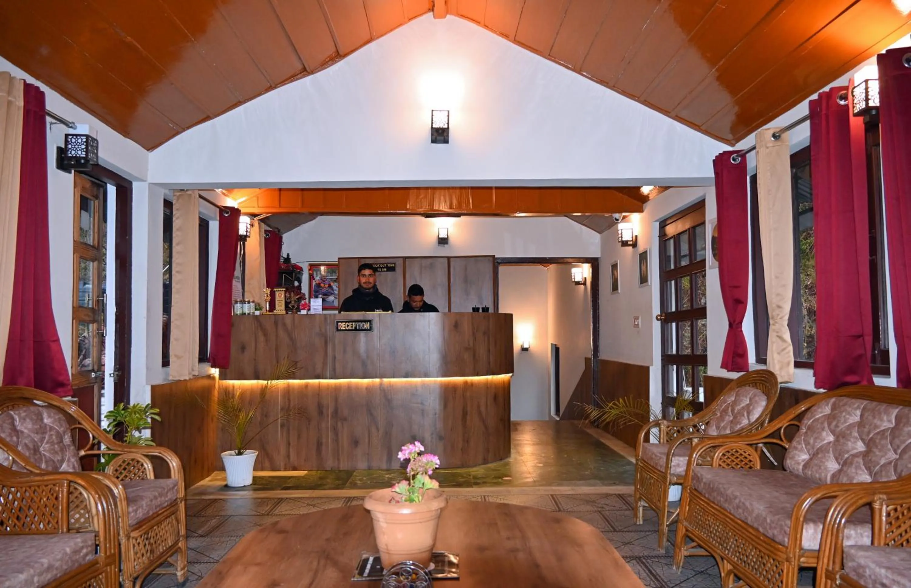 Communal lounge/ TV room in Kumaon Roop Resort Near Neem Karoli Temple