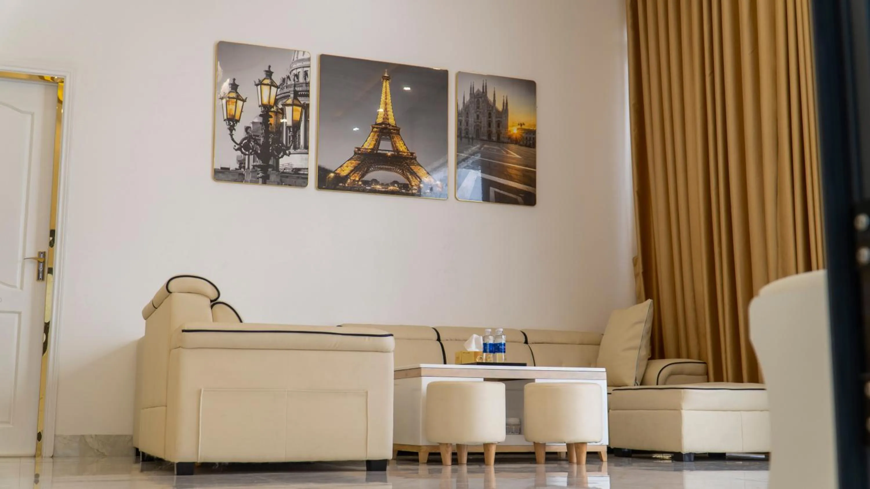 Lobby or reception in Paradise Hotel & Homestay access alley 100m