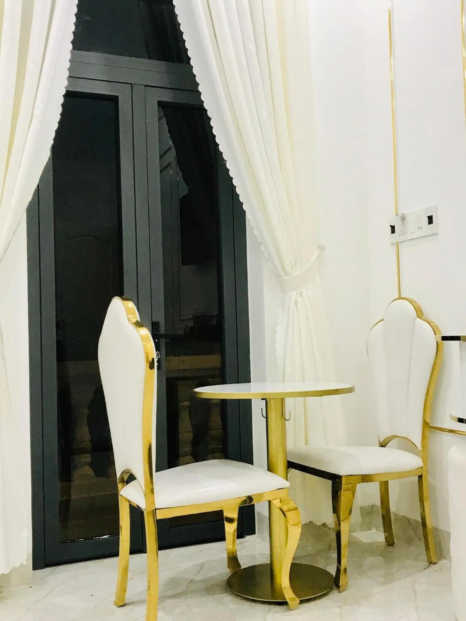 Seating area in Paradise Hotel & Homestay access alley 100m