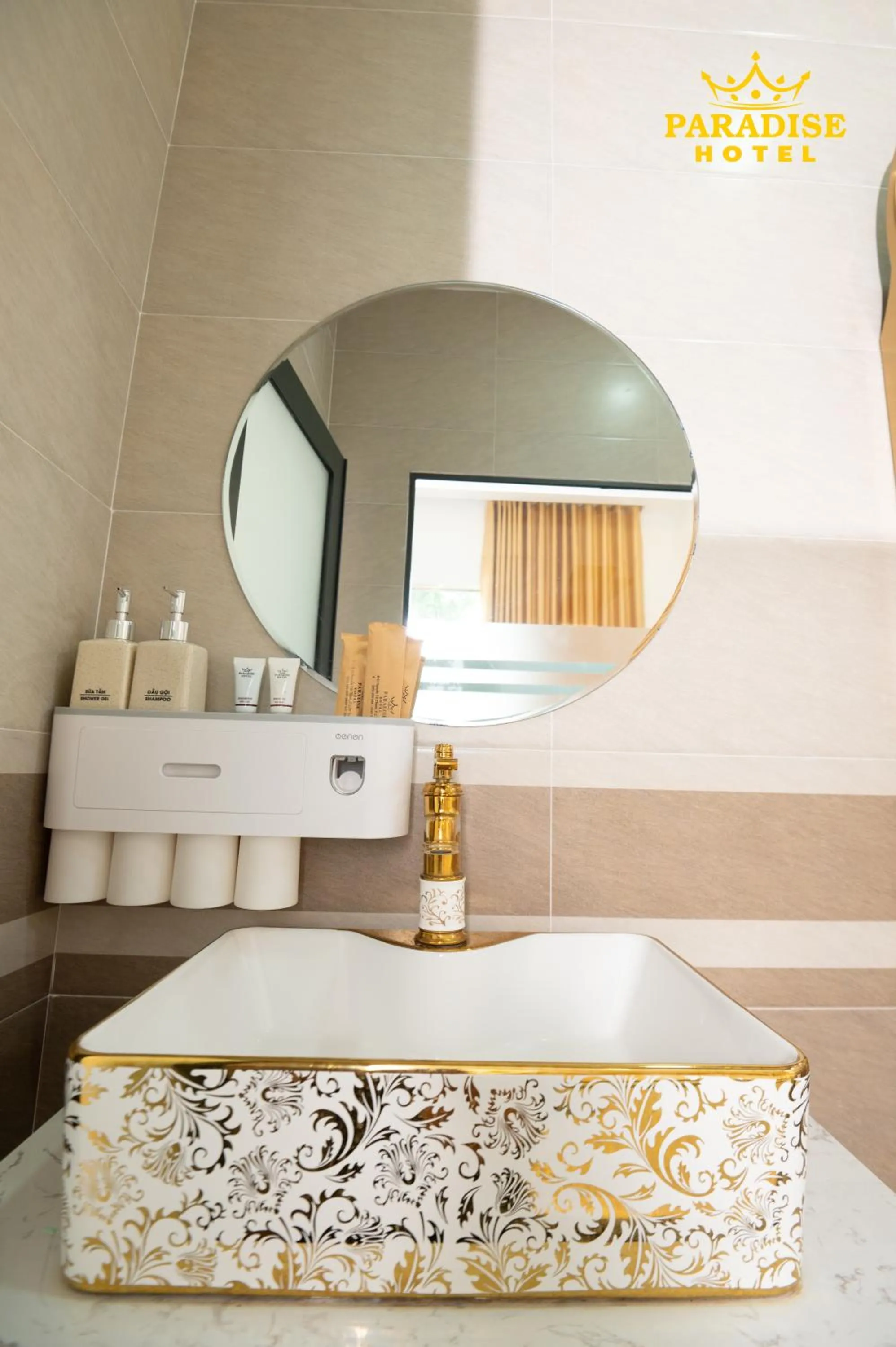 Toilet in Paradise Hotel & Homestay access alley 100m