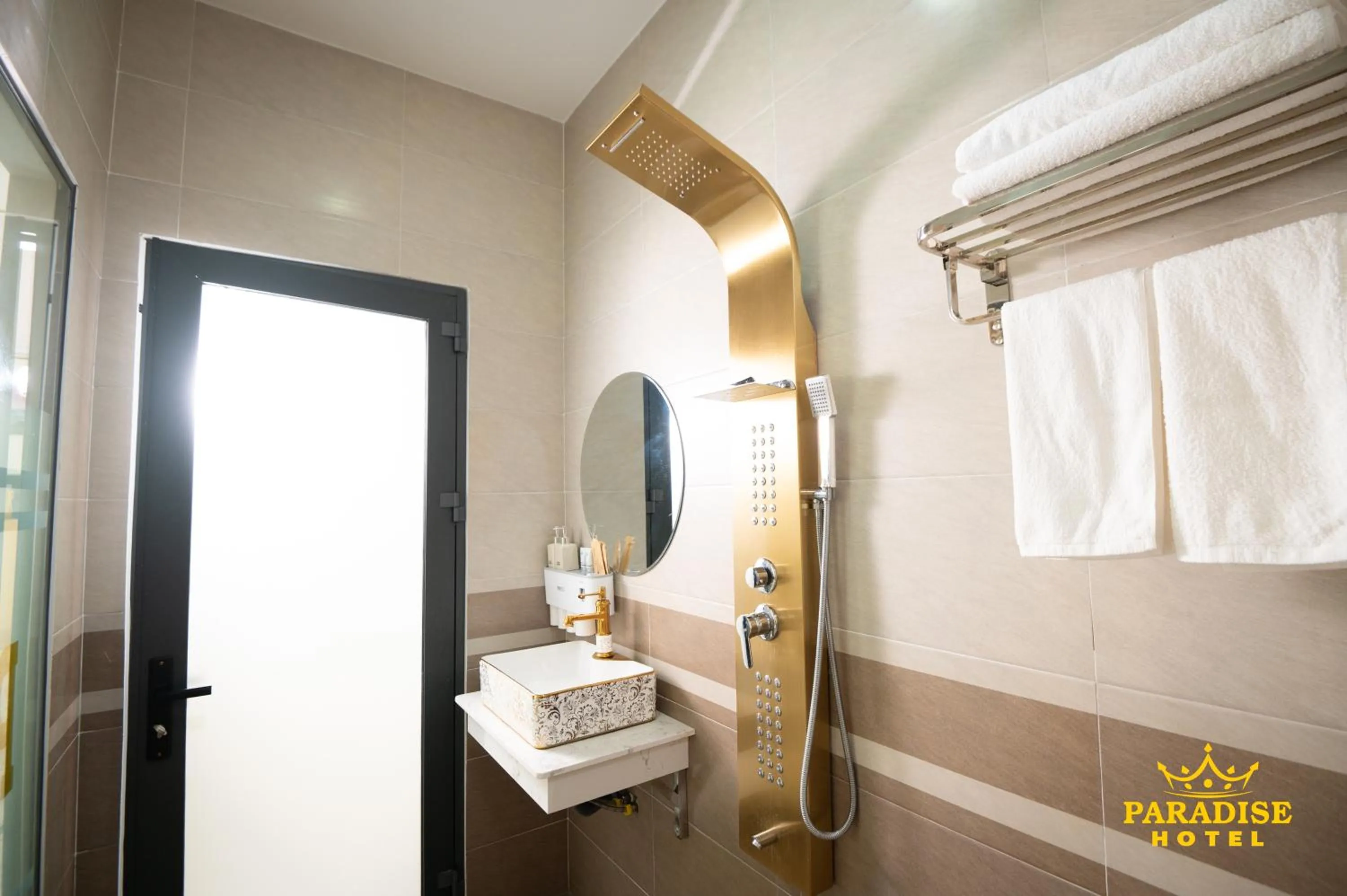 Shower in Paradise Hotel & Homestay access alley 100m
