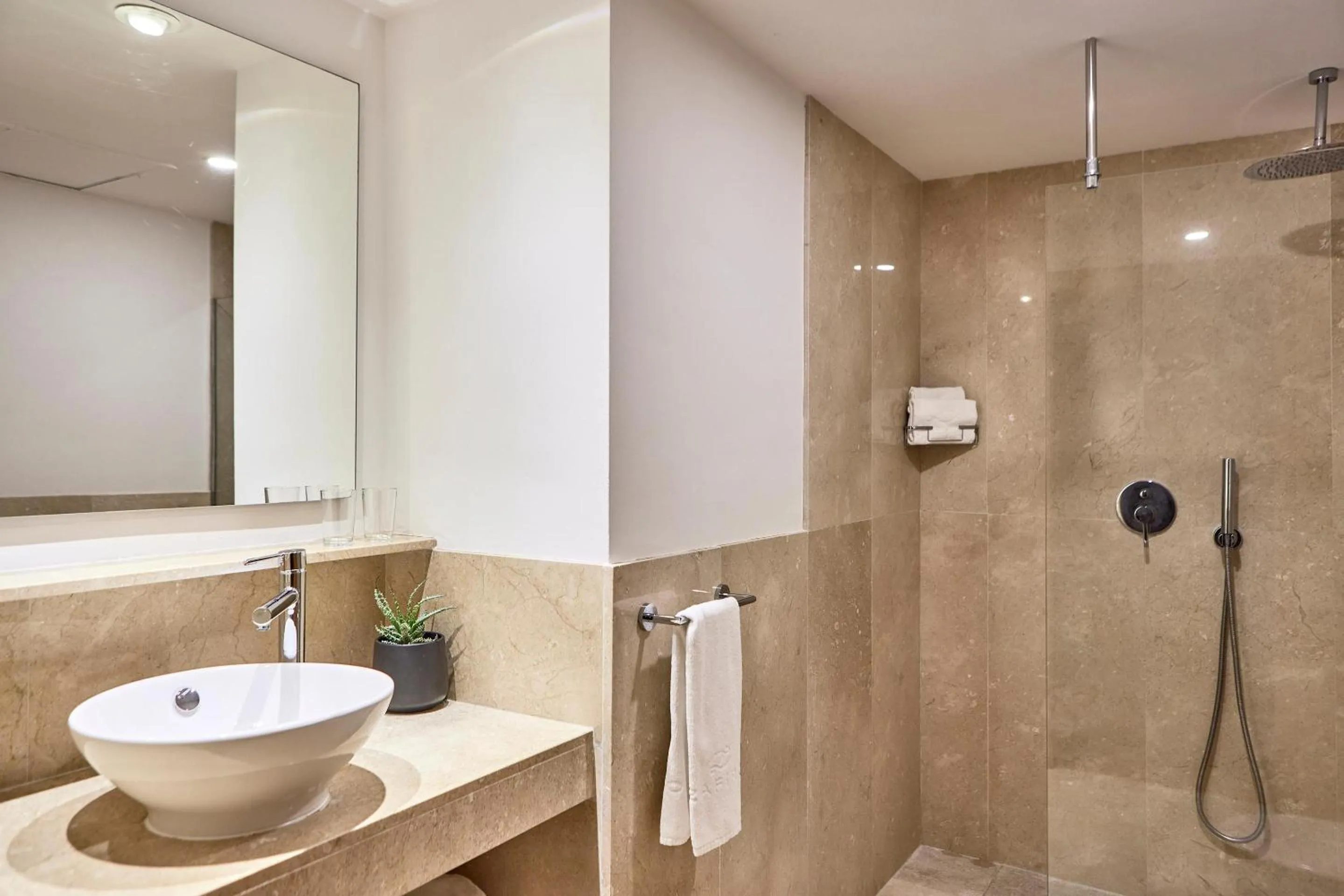 Shower in Zafiro Tropic