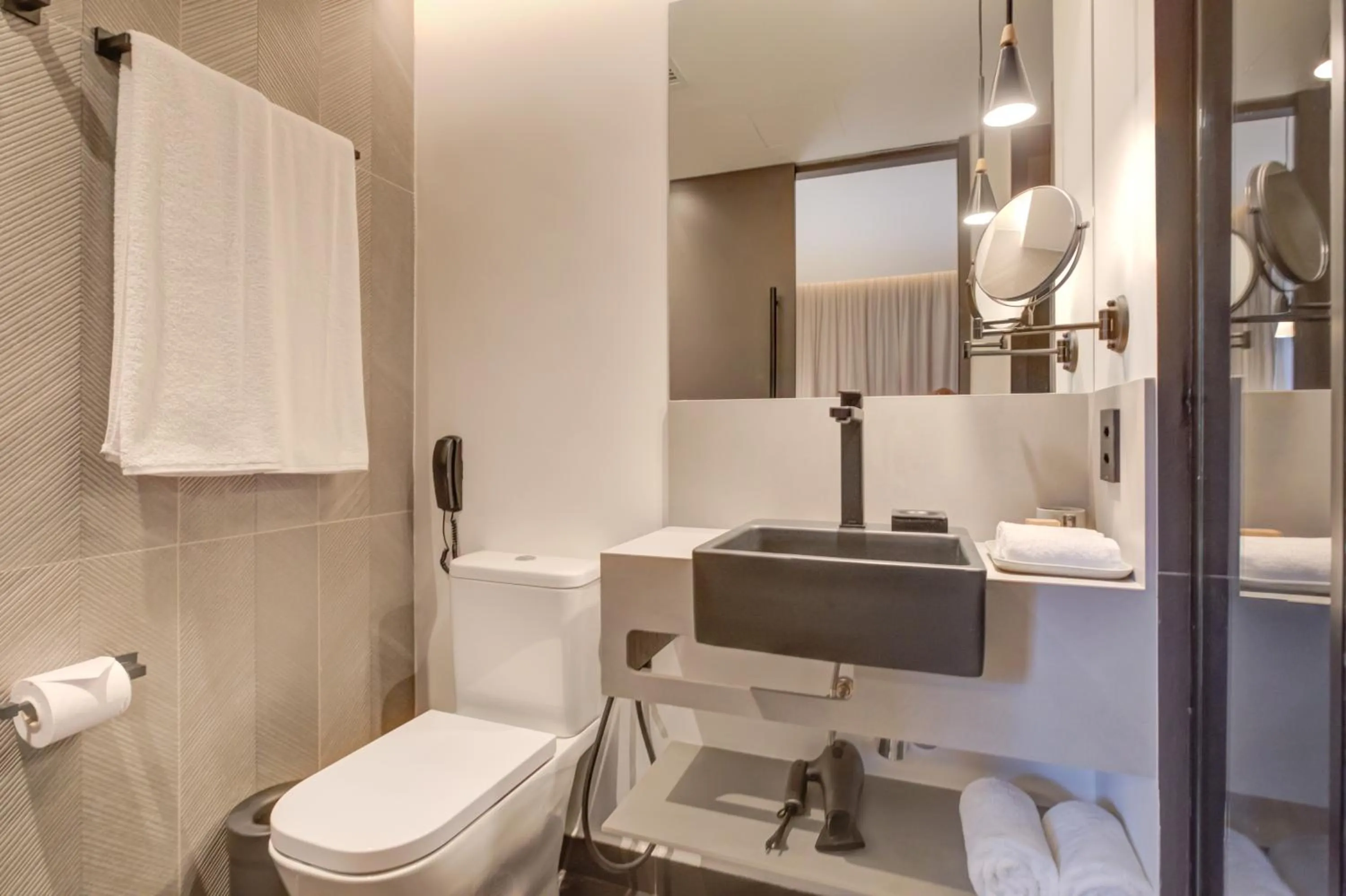 Bathroom in Qoya São Paulo Paulista, Curio Collection by Hilton