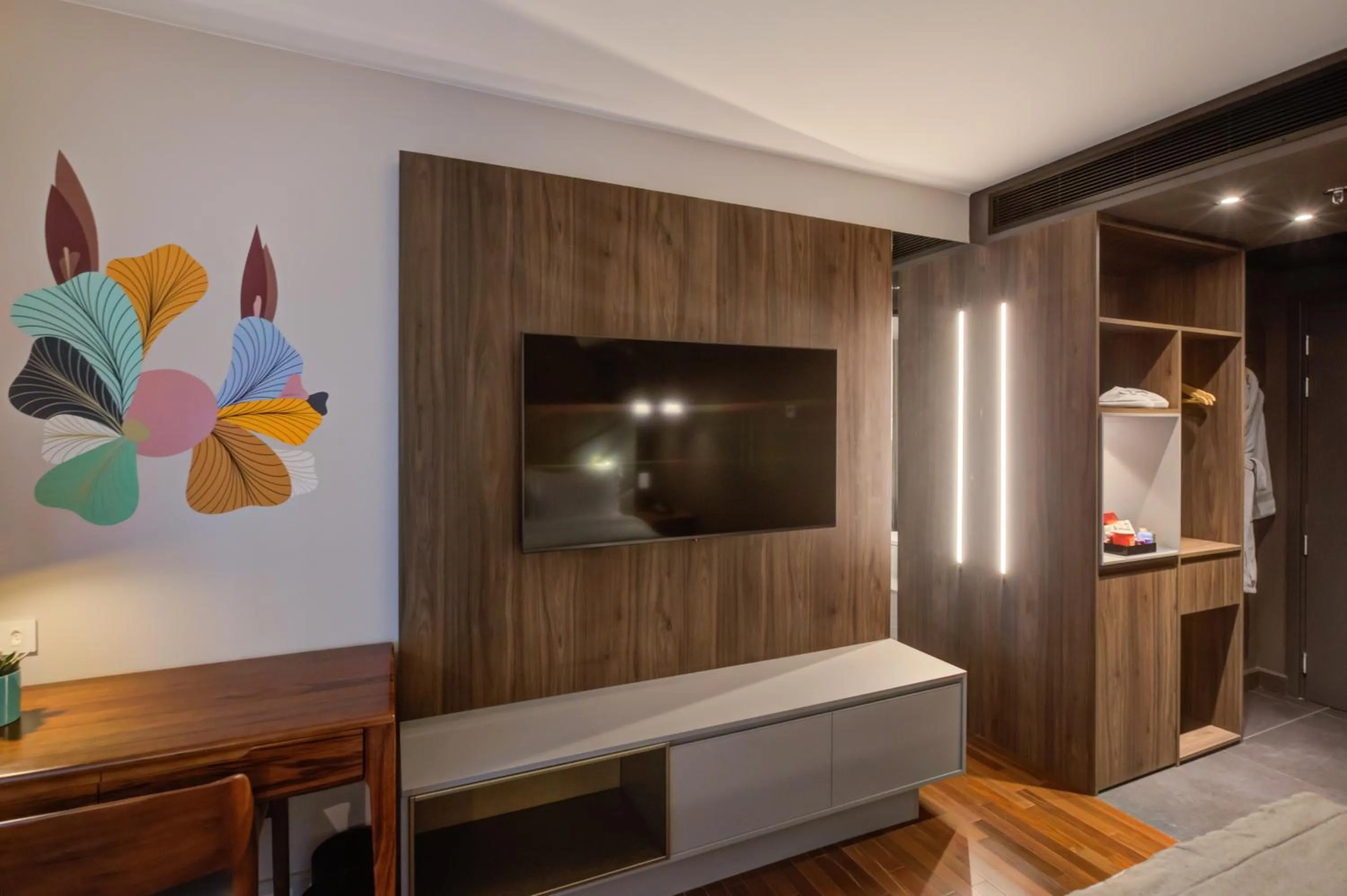 Communal lounge/ TV room, Bed in Qoya São Paulo Paulista, Curio Collection by Hilton