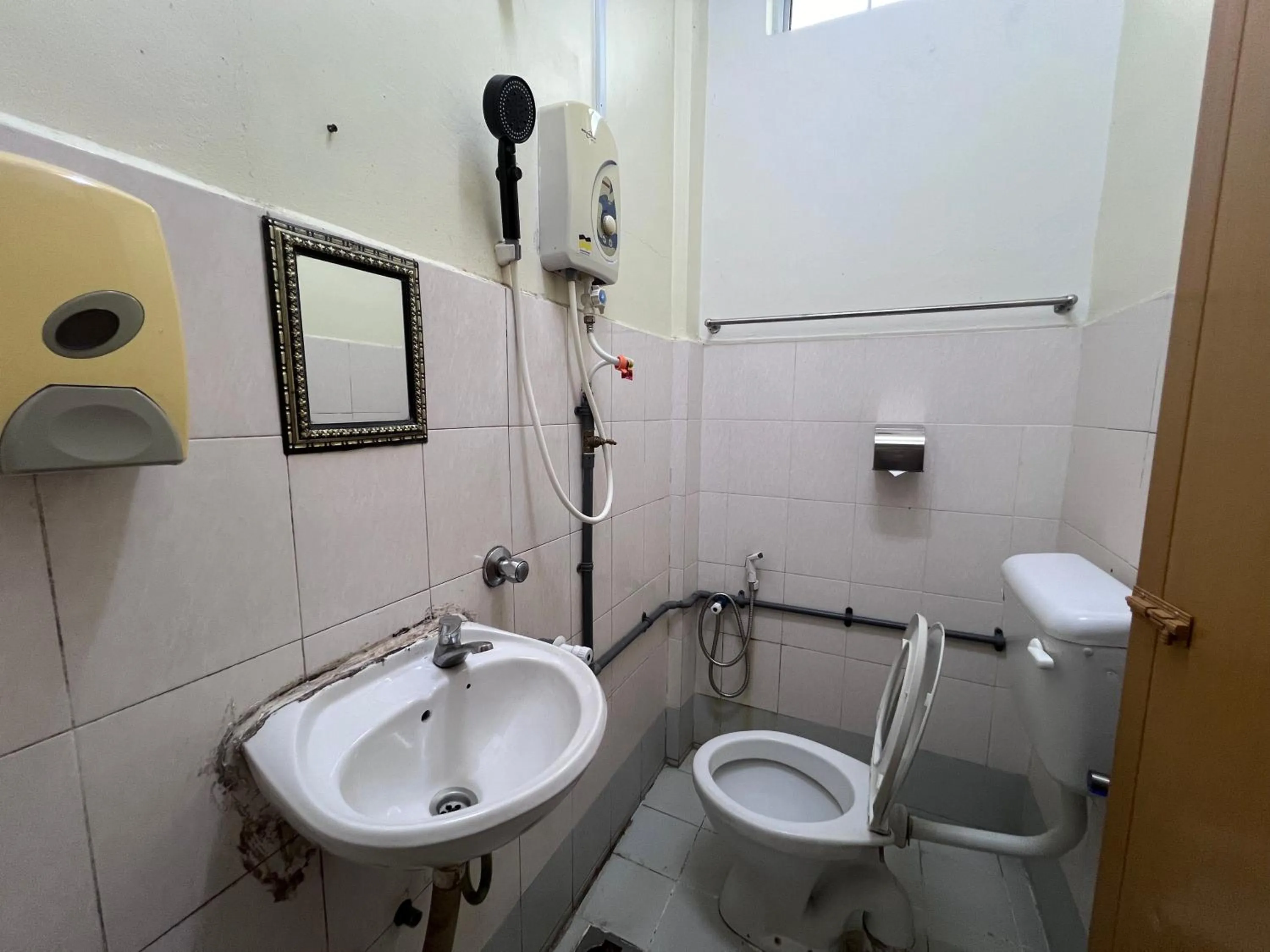 Shower in Seri Kemaman Inn, Chukai Terengganu