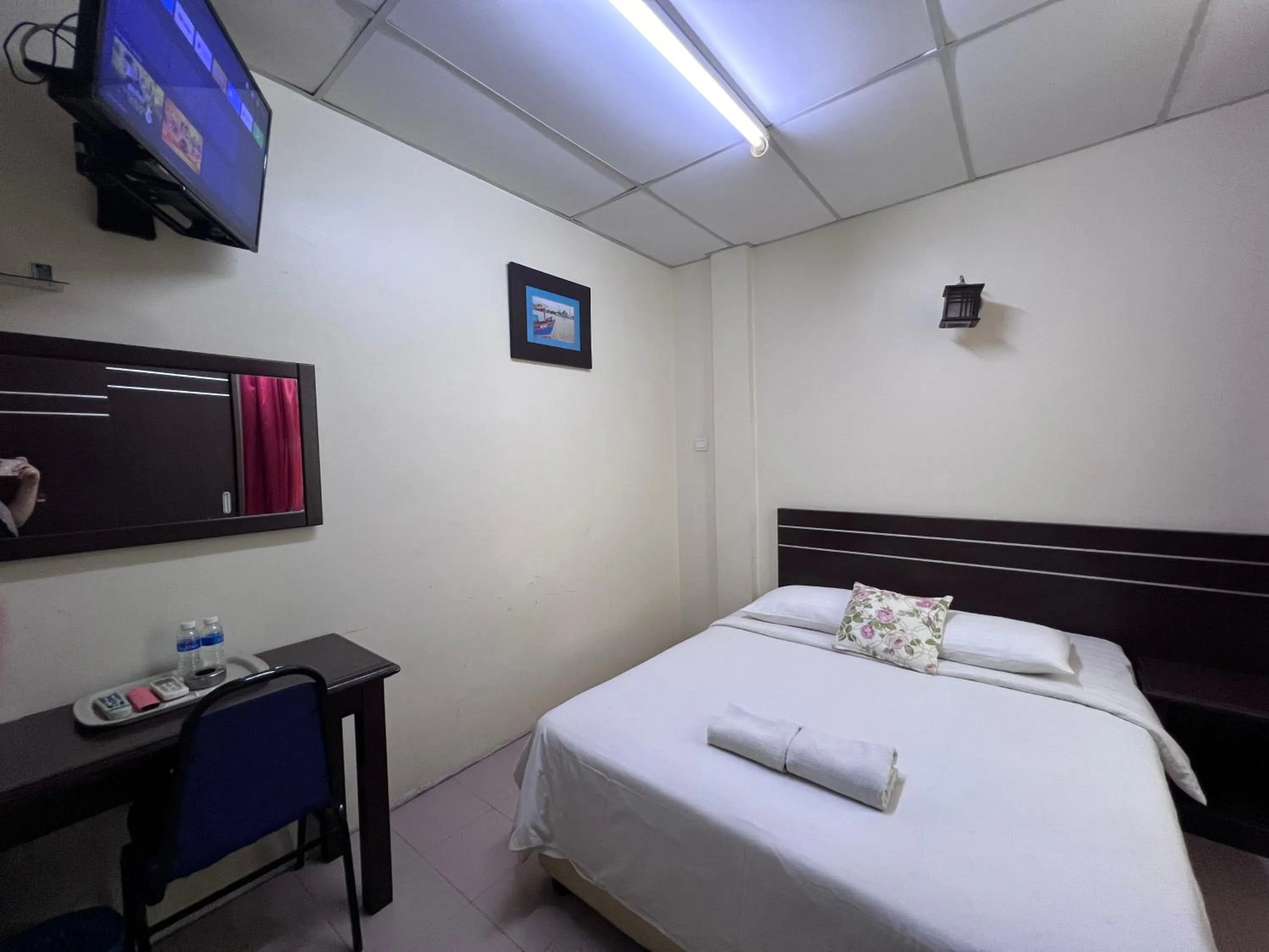 Photo of the whole room, Bed in Seri Kemaman Inn, Chukai Terengganu