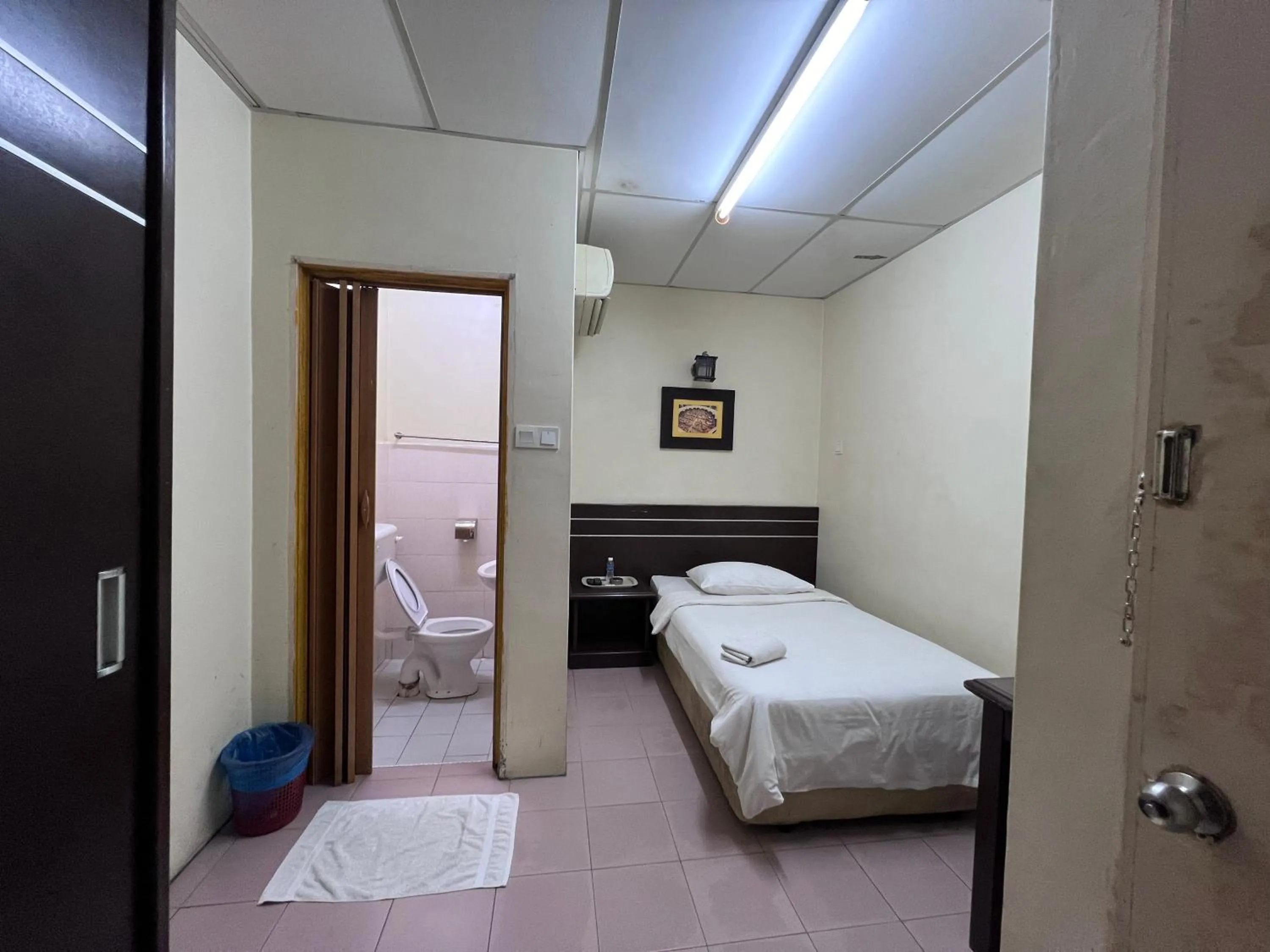 Toilet, Bed in Seri Kemaman Inn, Chukai Terengganu