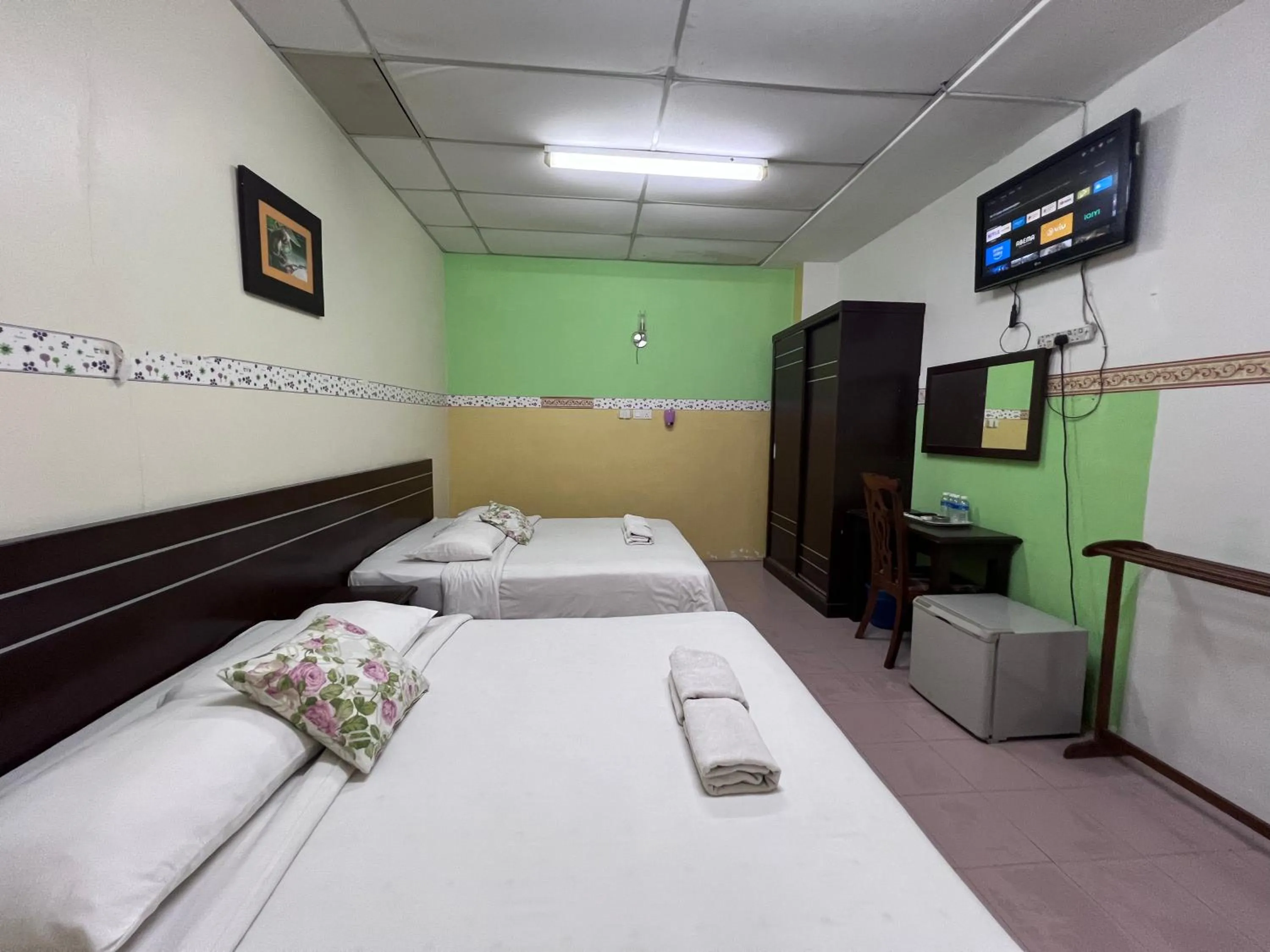 TV and multimedia, Bed in Seri Kemaman Inn, Chukai Terengganu