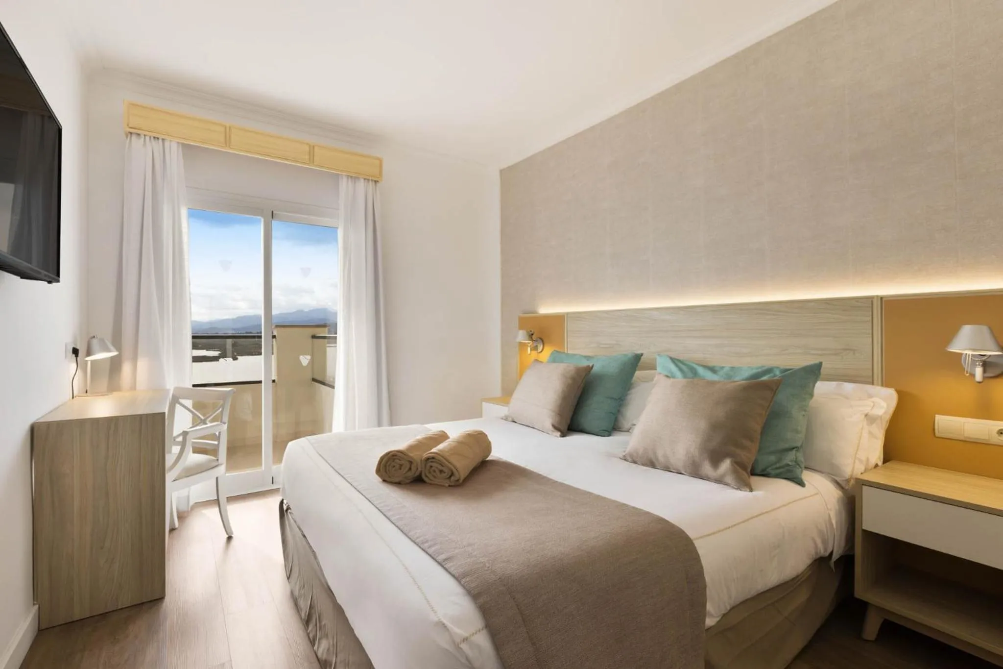 Bedroom, Bed in VIVA Blue & Spa