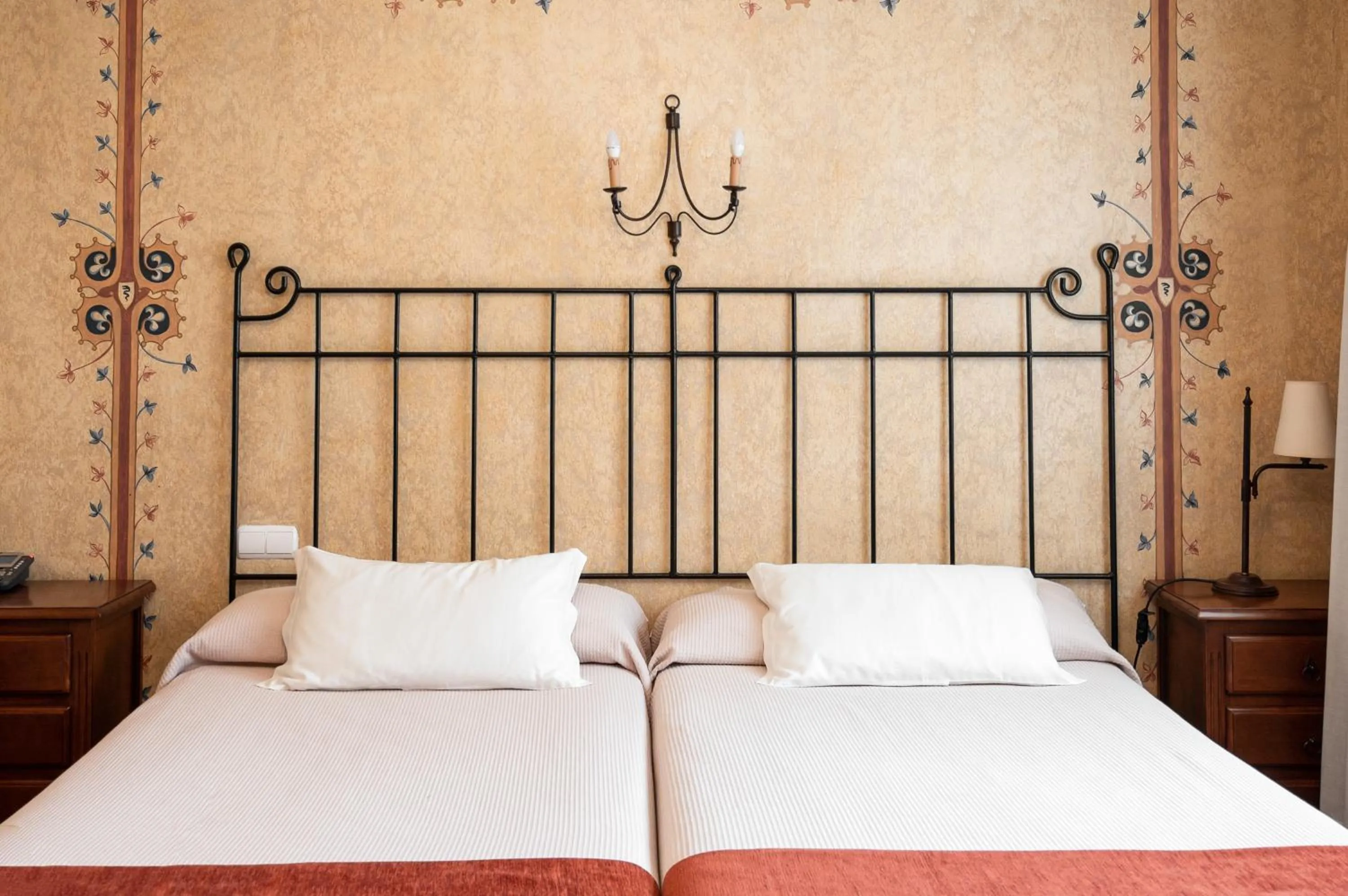 Bedroom, Bed in Jardin de la Abadia, Arroyo de la Encomienda