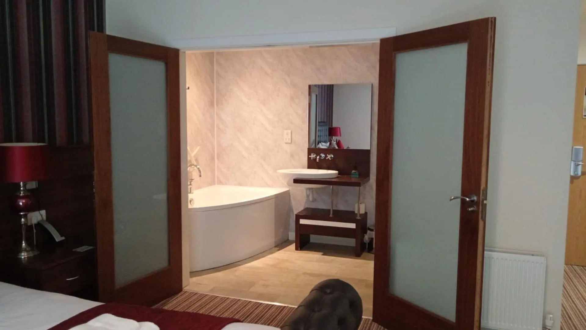 Bathroom, Bed in The Hedges Hotel