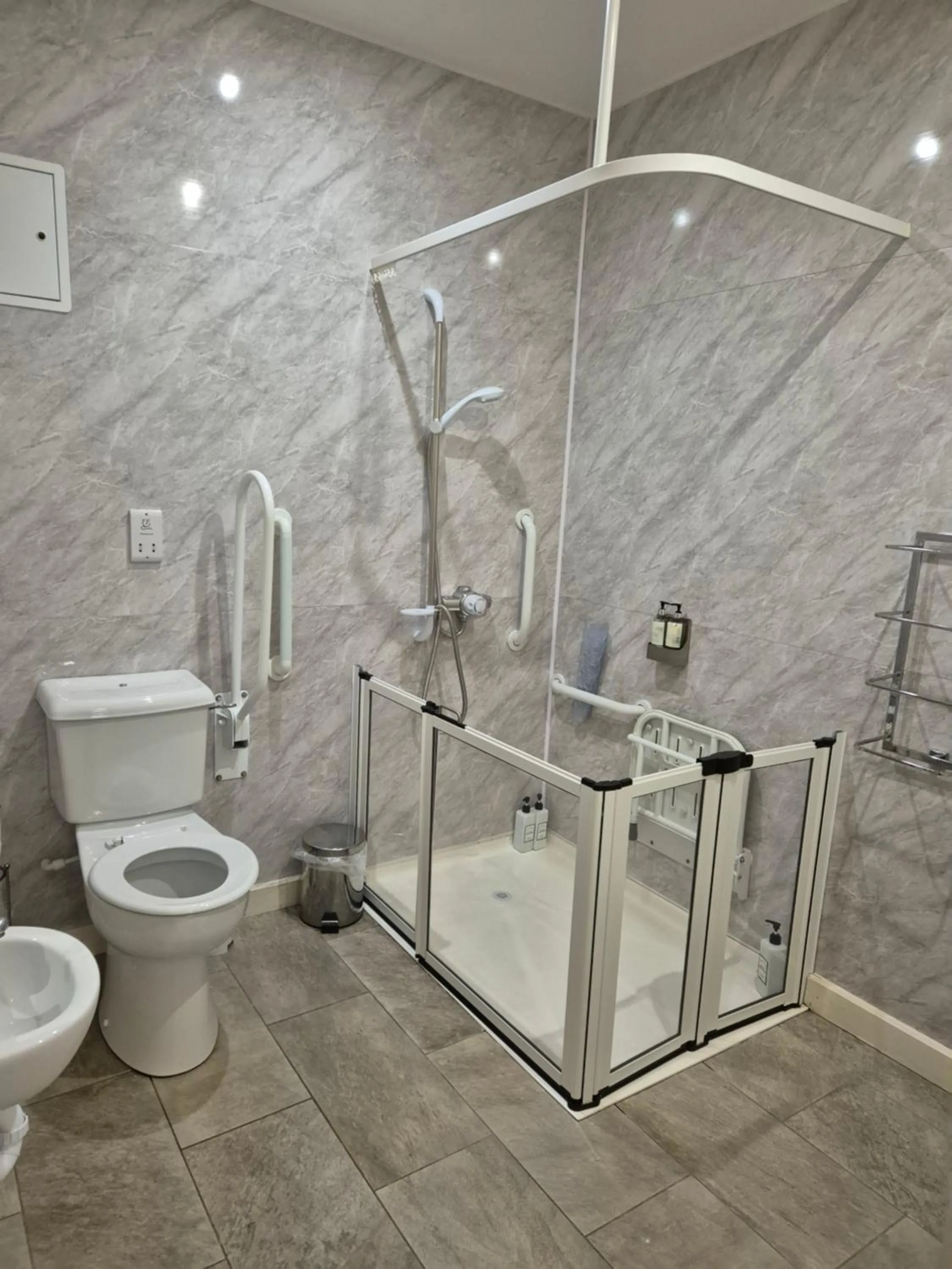 Shower in The Hedges Hotel