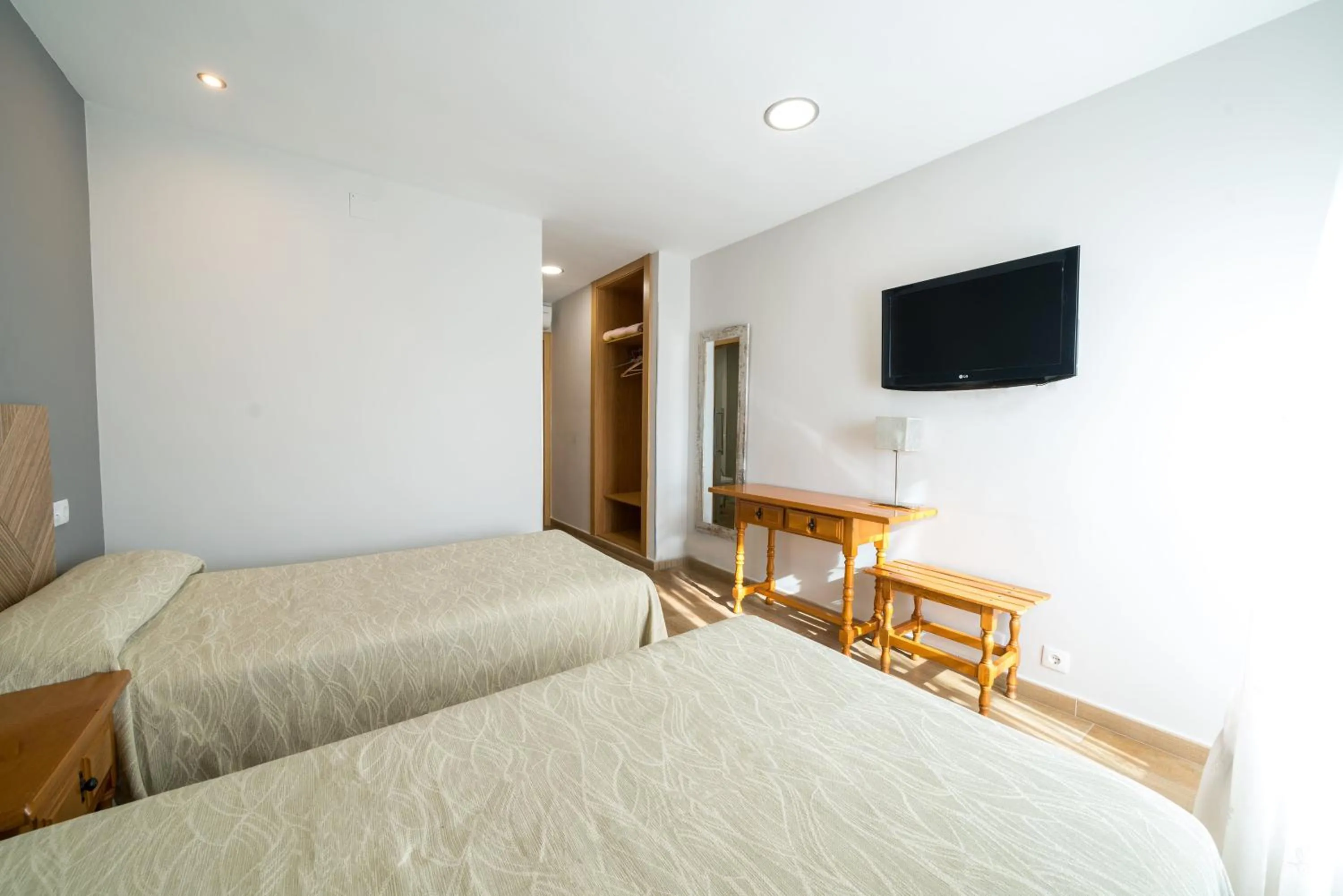 Text overlay, Bed in Hotel La Colina