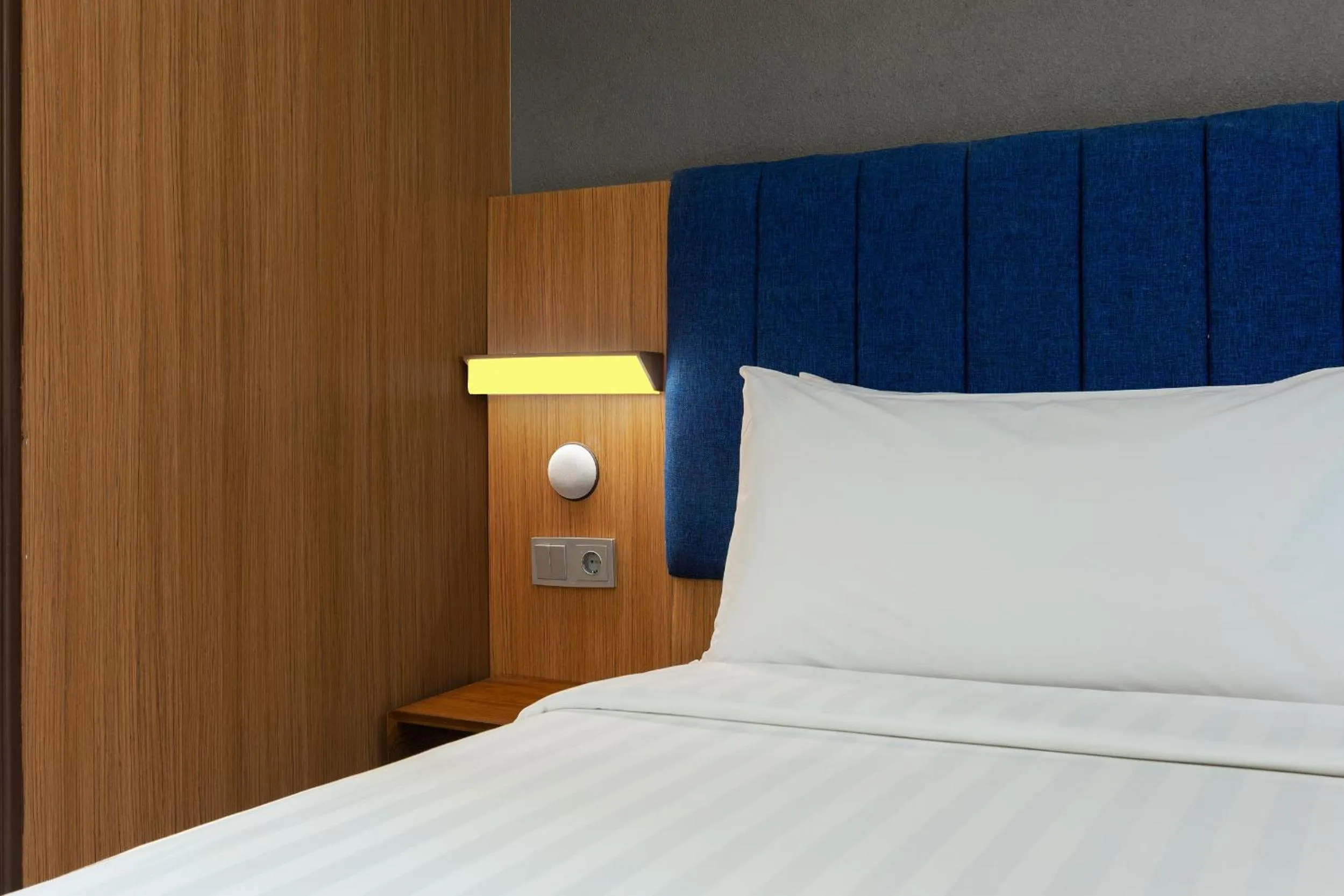 Bedroom, Bed in Aston Inn Cilacap