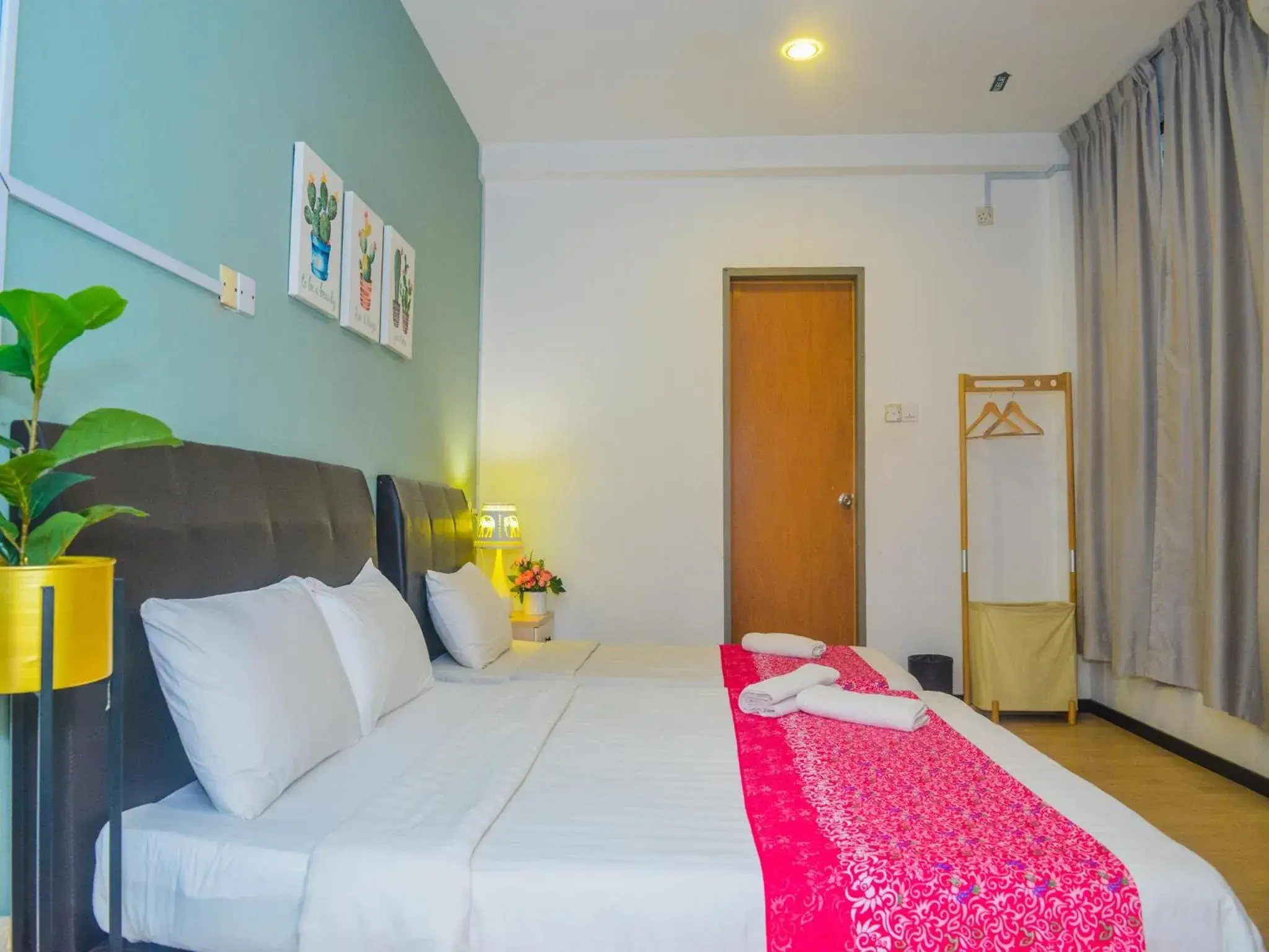 Deluxe Triple Room in Treeline Urban Inn Deluxe Triple Room in Treeline Urban Inn