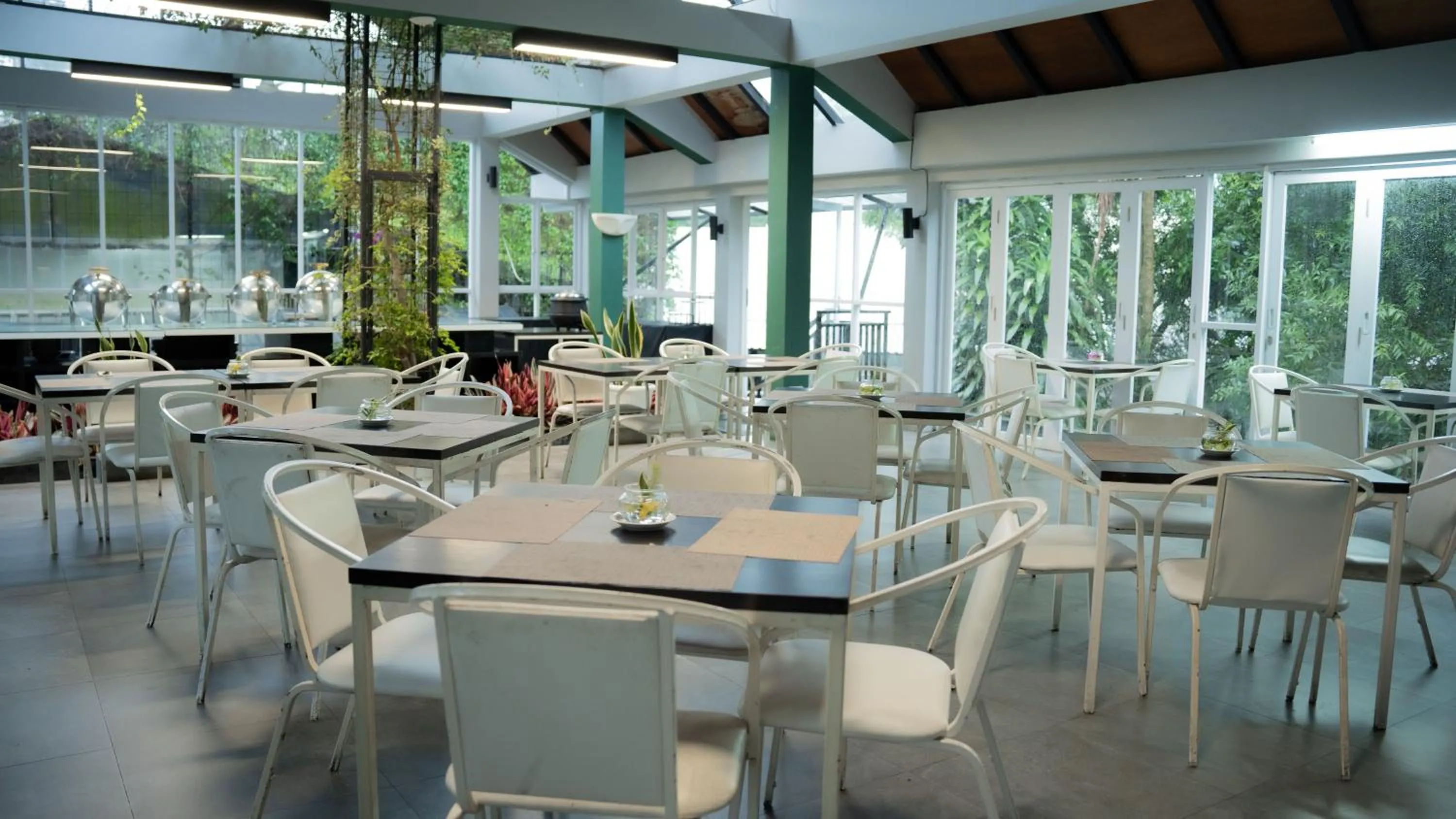 Restaurant/places to eat in Leuweung Geledegan Ecoldge