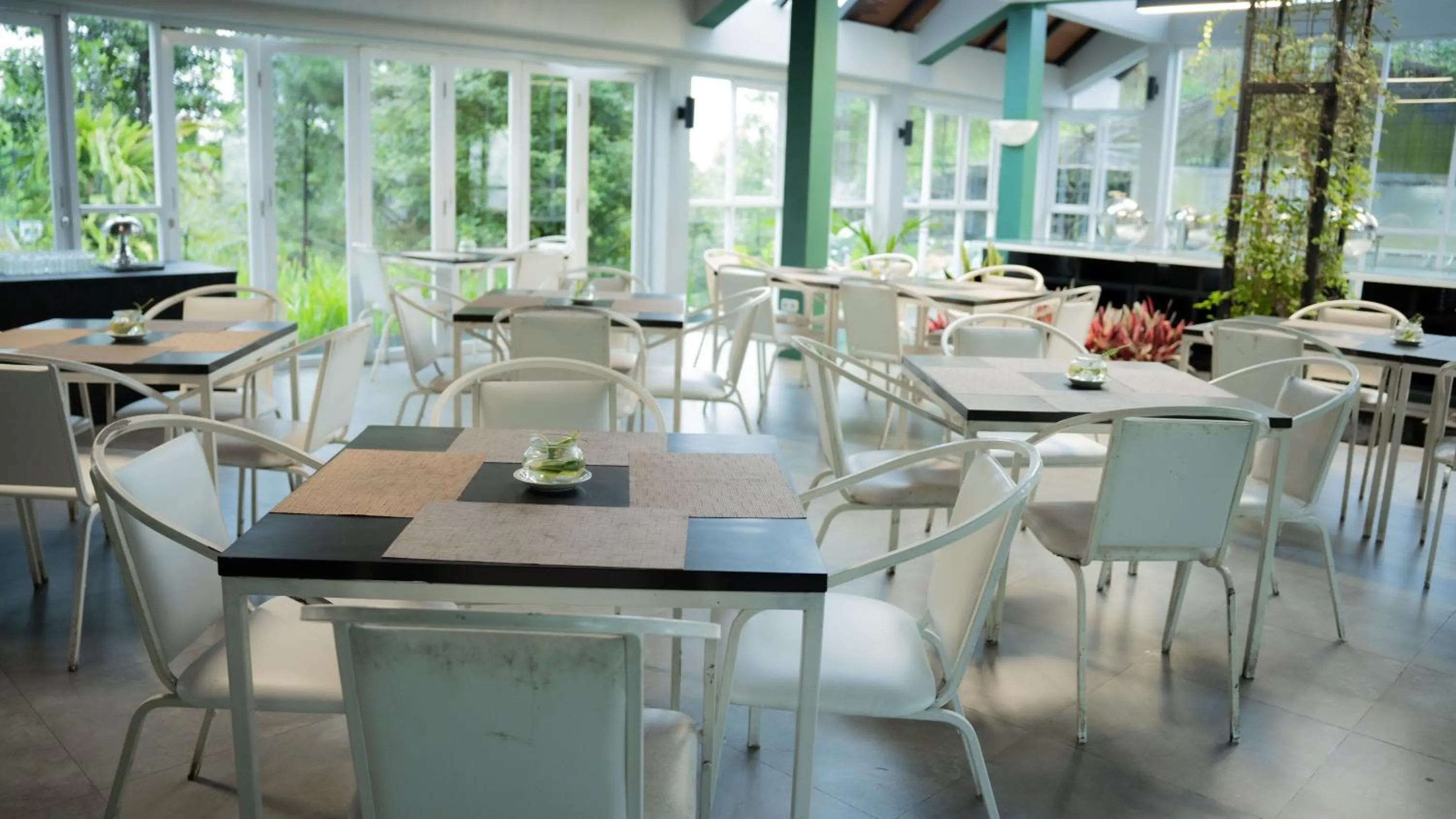 Restaurant/places to eat in Leuweung Geledegan Ecoldge