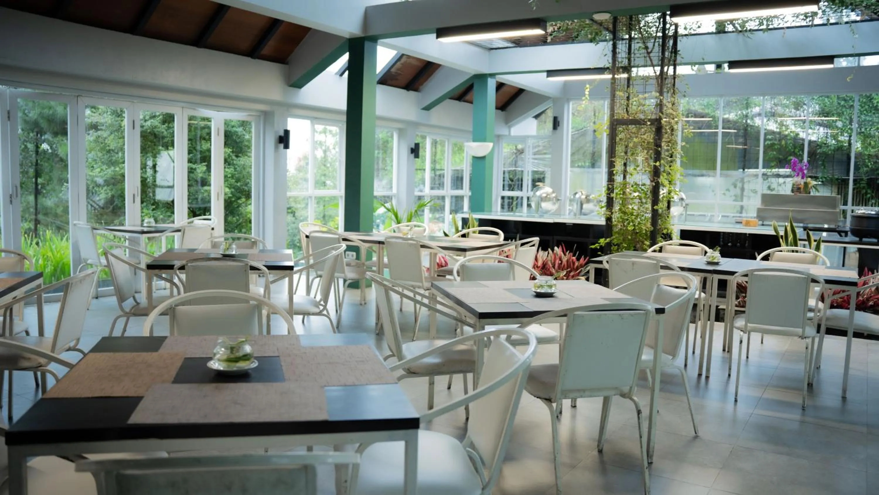 Restaurant/places to eat in Leuweung Geledegan Ecoldge