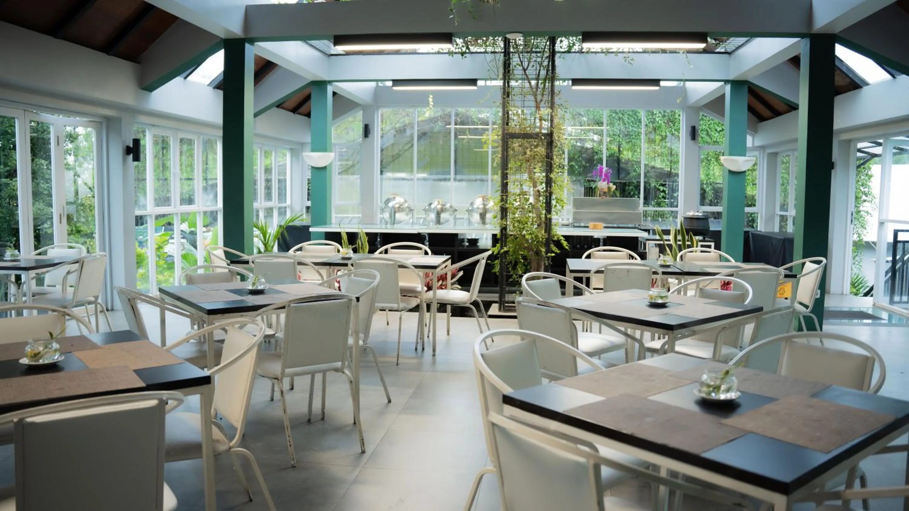 Restaurant/places to eat in Leuweung Geledegan Ecoldge