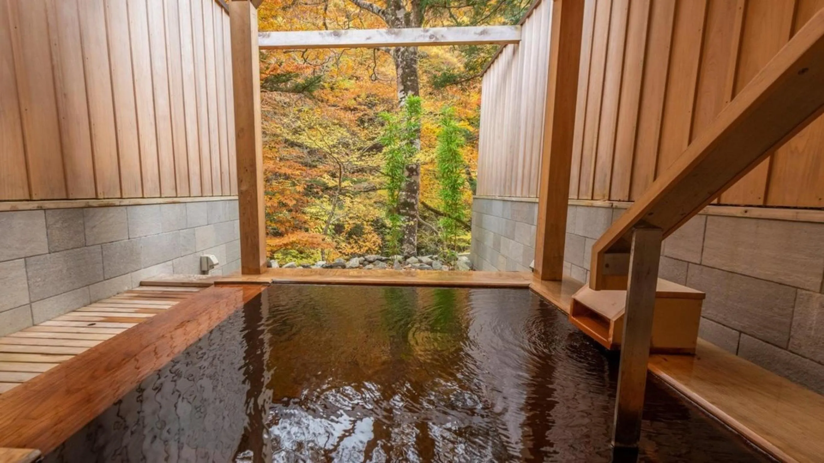 Hot Spring Bath in Shionoyu Onsen Rengetsu