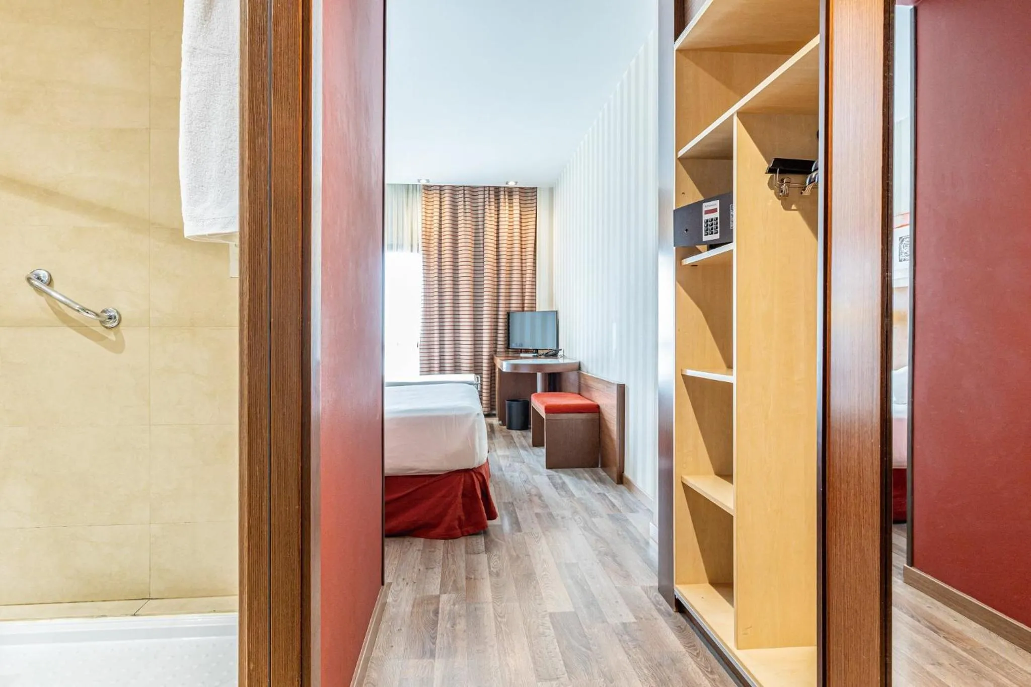 Photo of the whole room, Bed in Sercotel Las Artes Pinto