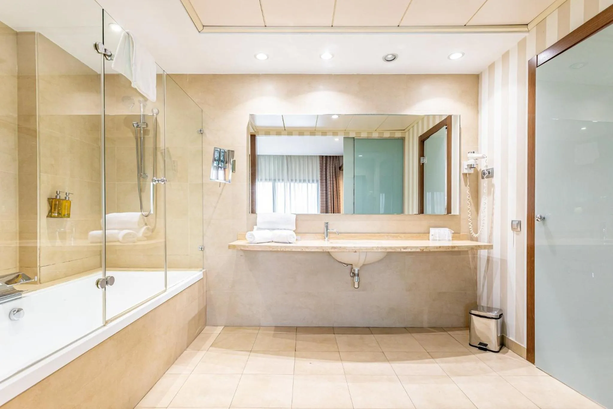 Photo of the whole room in Sercotel Las Artes Pinto